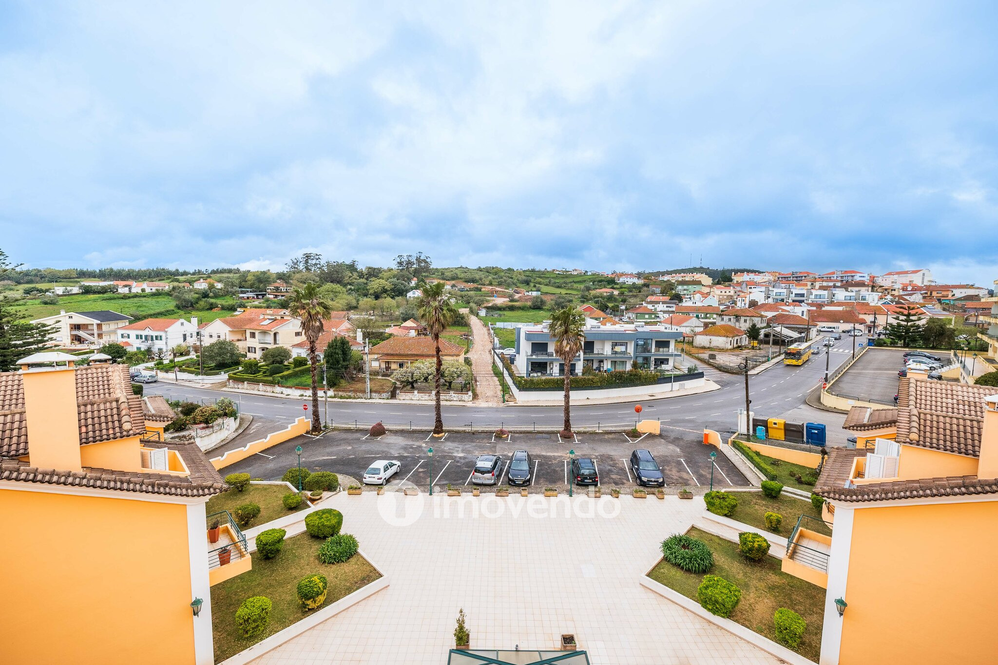 Apartamento T3 Duplex, com estacionamento, no Condomínio do Loural