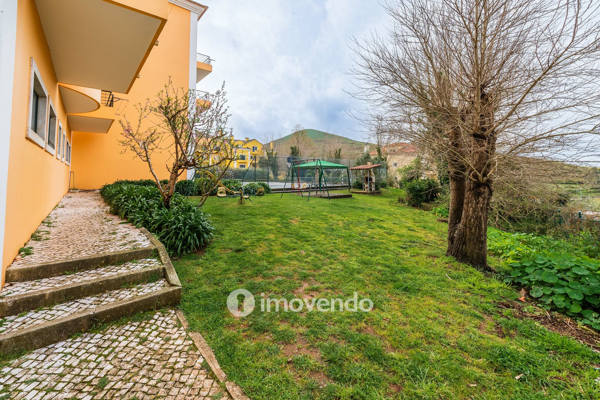 Apartamento T3 Duplex, com estacionamento, no Condomínio do Loural