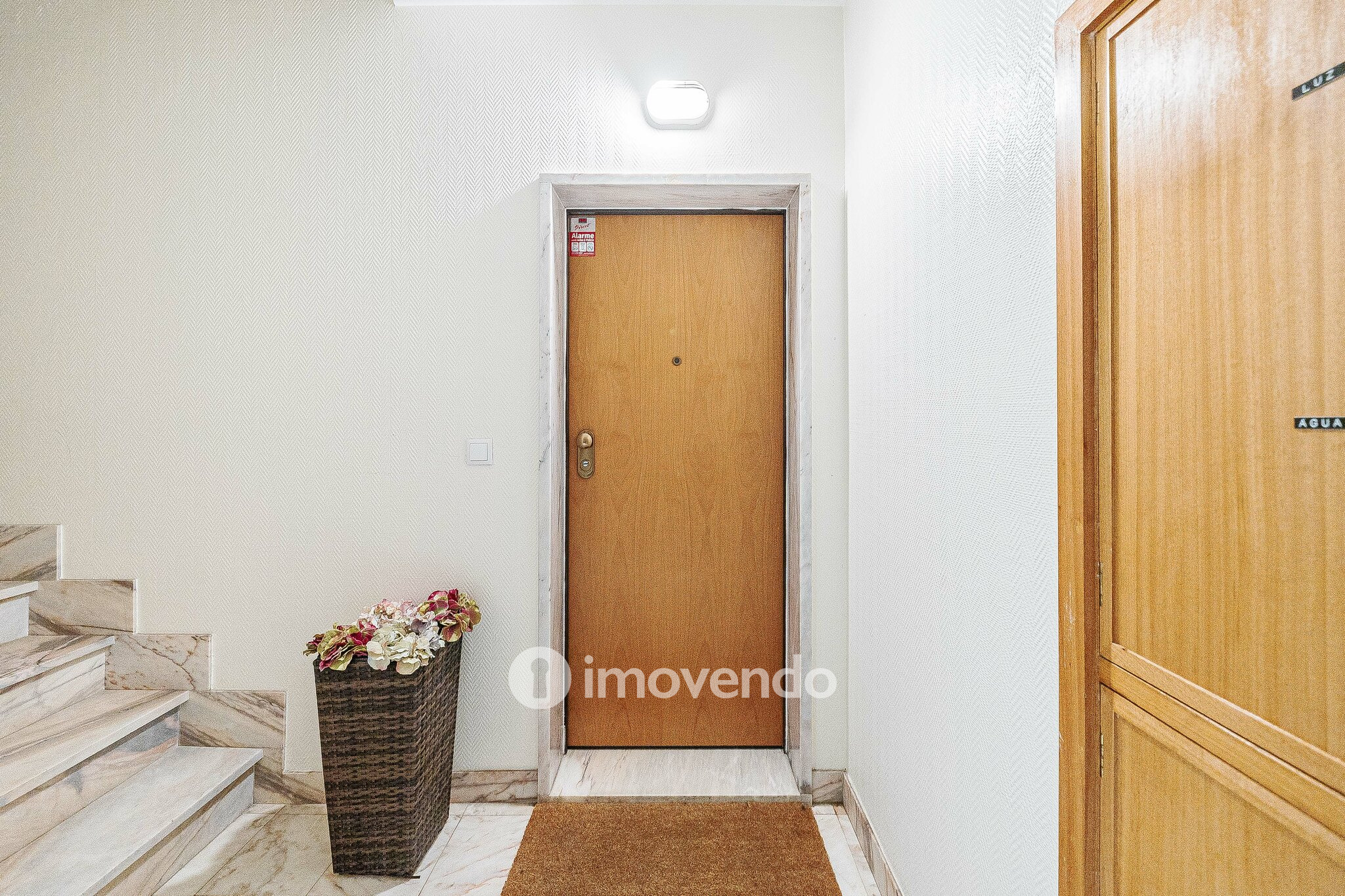 Apartamento T3 Duplex, com estacionamento, no Condomínio do Loural