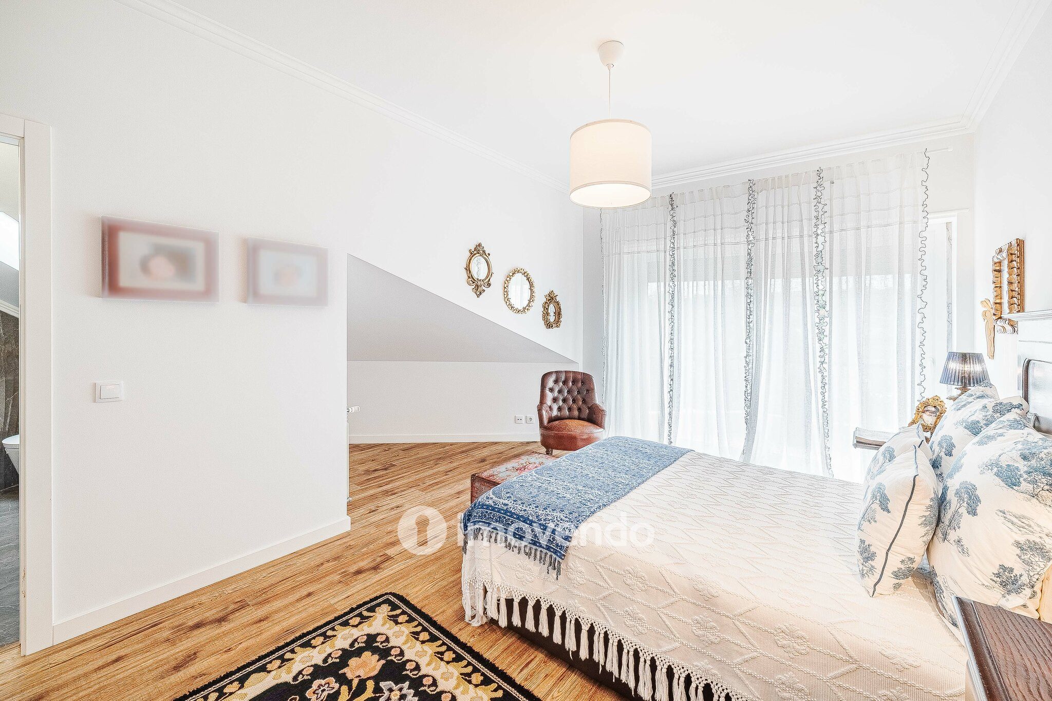 Apartamento T3 Duplex, com estacionamento, no Condomínio do Loural