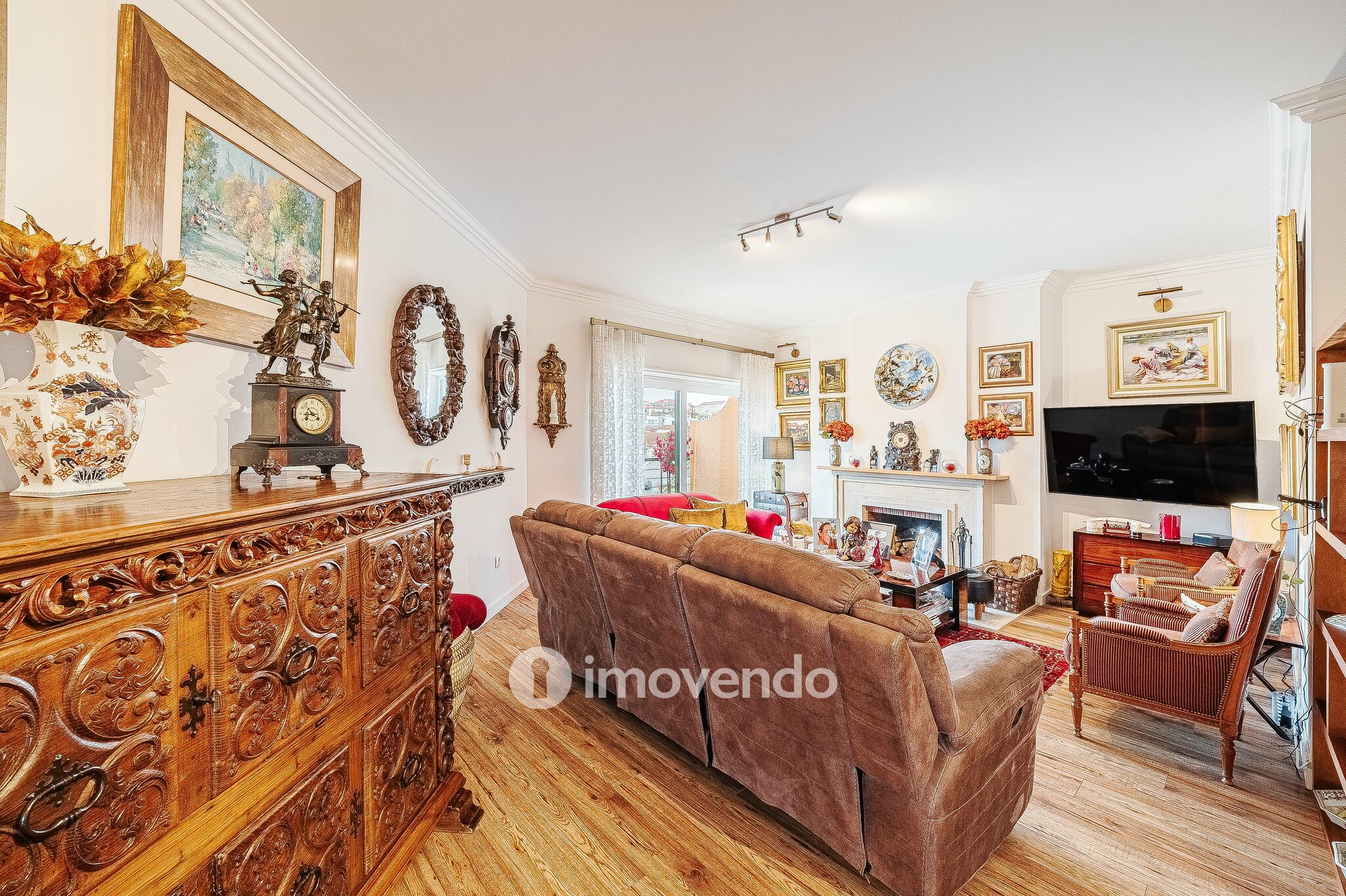 Apartamento T3 Duplex, com estacionamento, no Condomínio do Loural