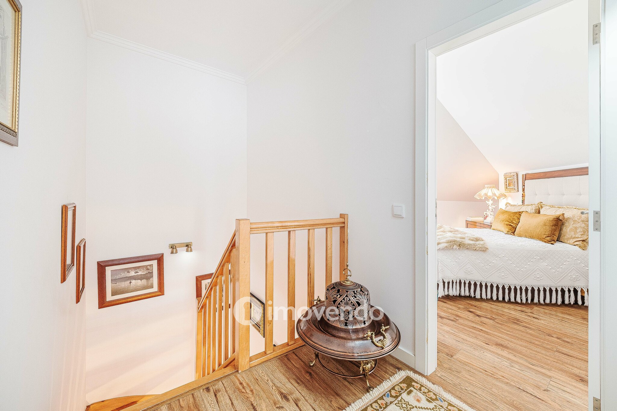 Apartamento T3 Duplex, com estacionamento, no Condomínio do Loural