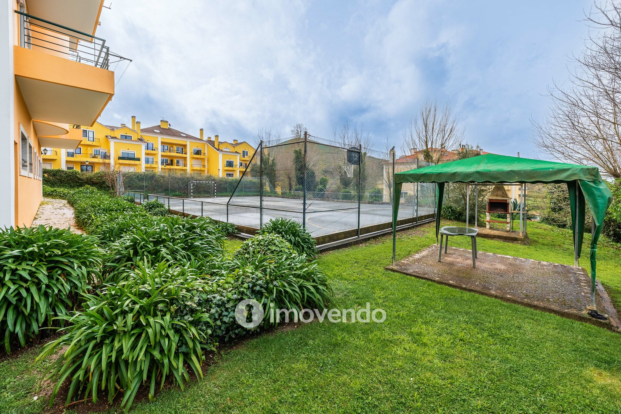 Apartamento T3 Duplex, com estacionamento, no Condomínio do Loural