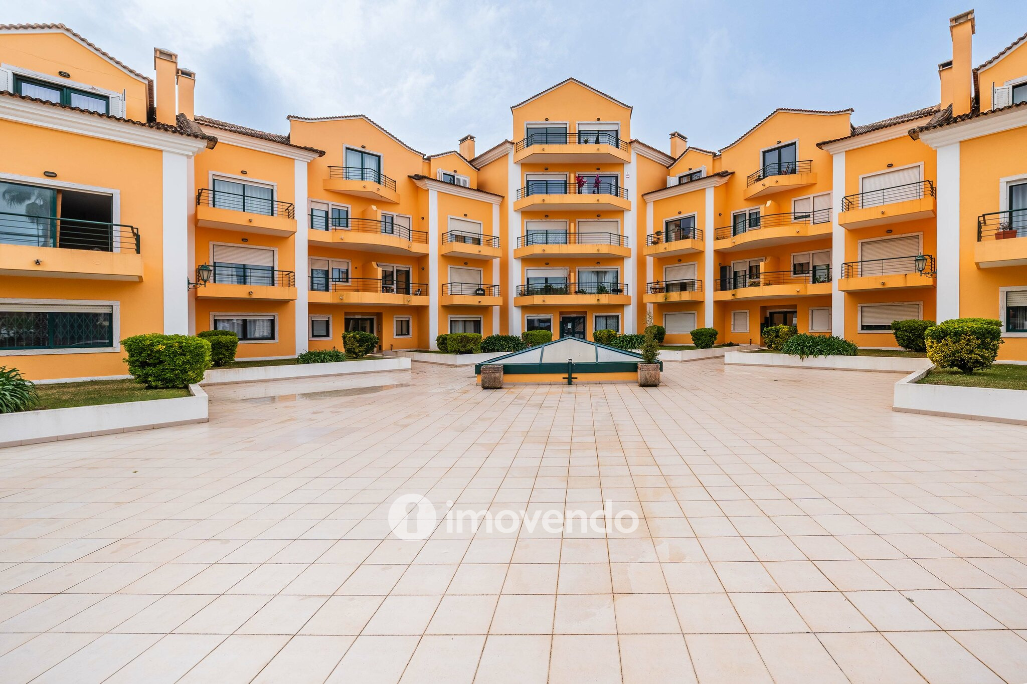 Apartamento T3 Duplex, com estacionamento, no Condomínio do Loural