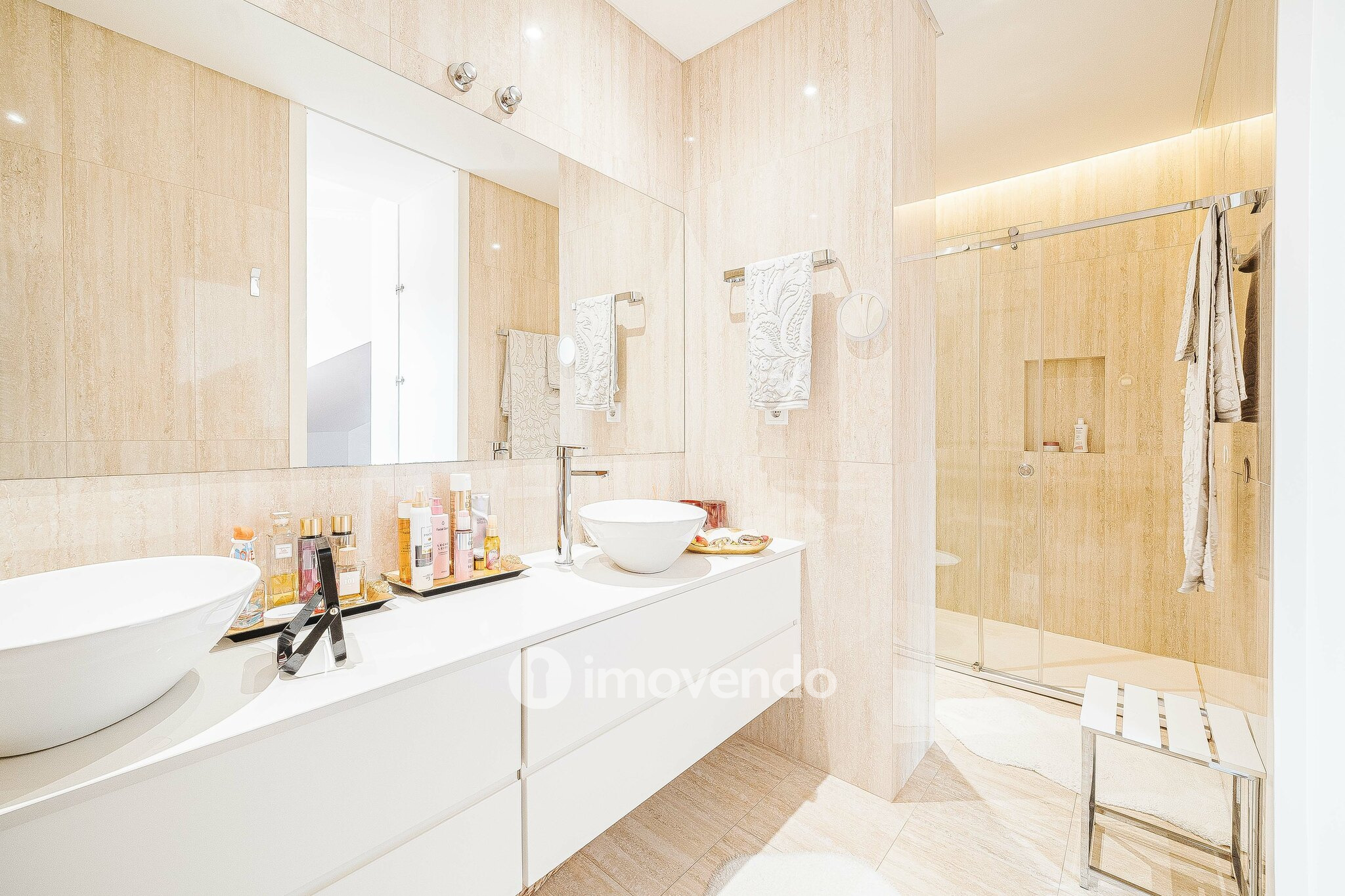 Apartamento T3 Duplex, com estacionamento, no Condomínio do Loural