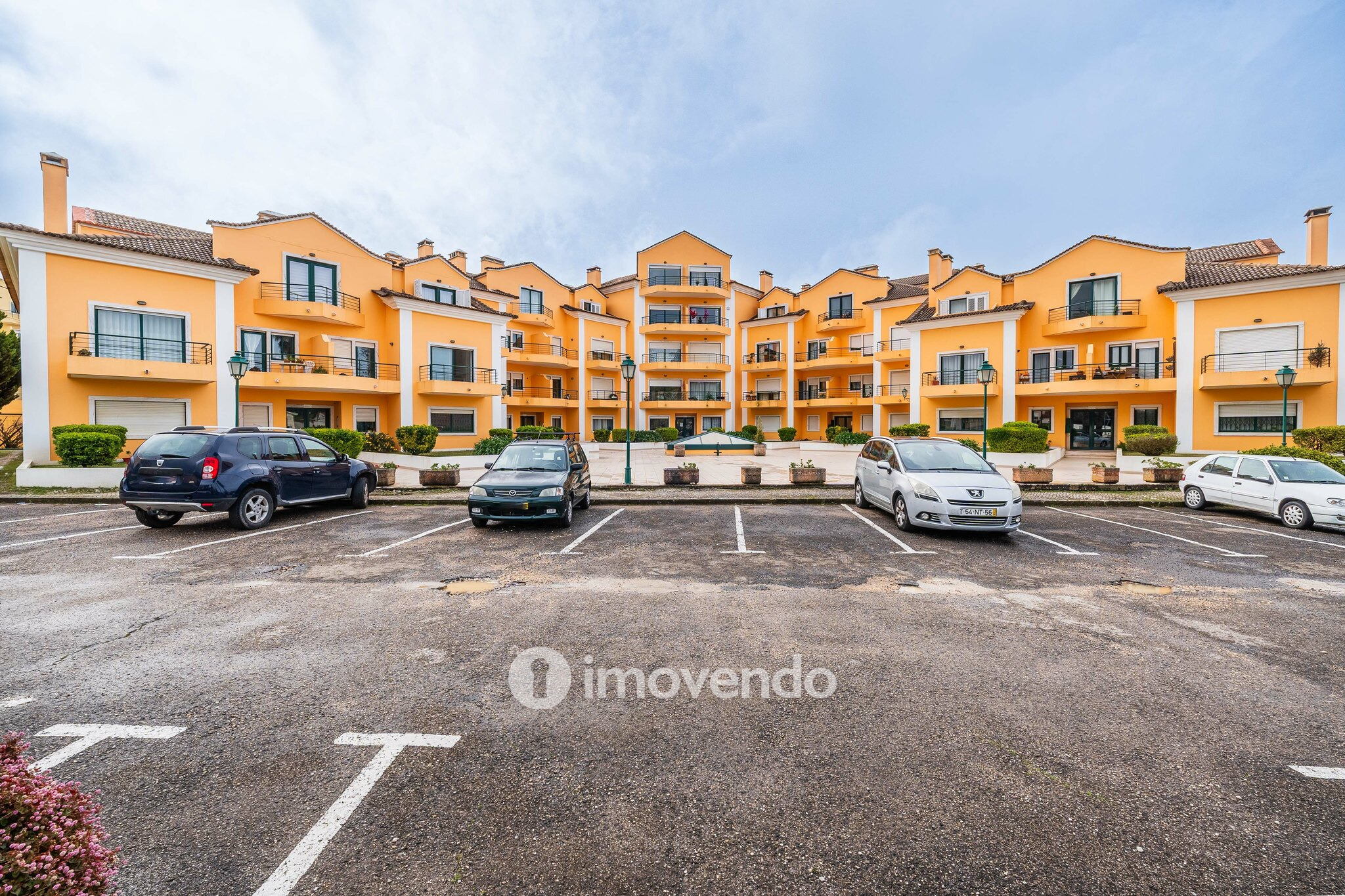 Apartamento T3 Duplex, com estacionamento, no Condomínio do Loural