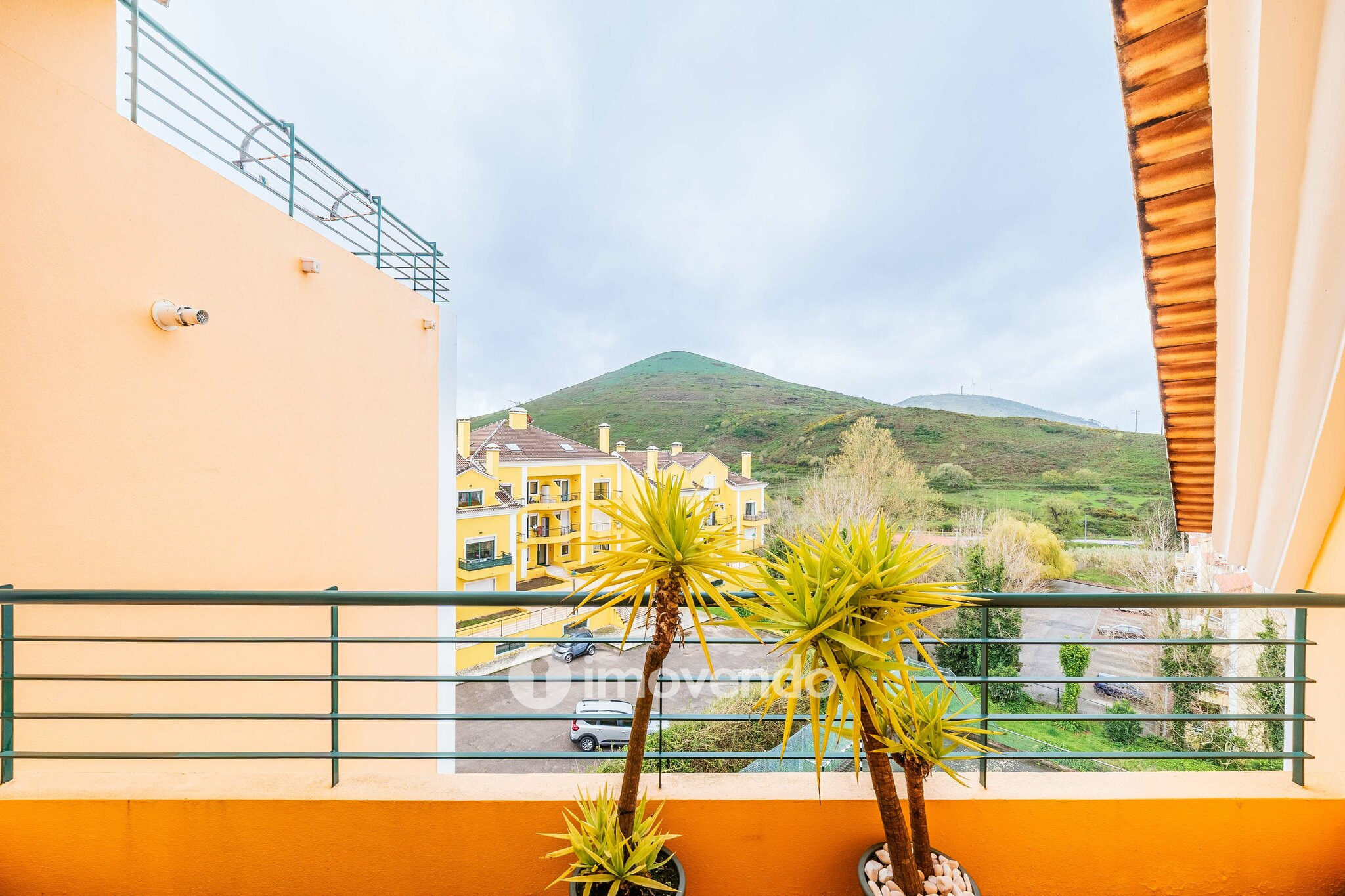 Apartamento T3 Duplex, com estacionamento, no Condomínio do Loural