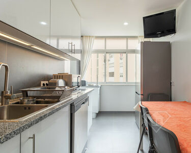 Apartamento T3, remodelado e com cozinha equipada, em Alfornelos