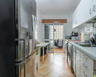 Apartamento T1, com cozinha equipada e áreas amplas, em Carnaxide