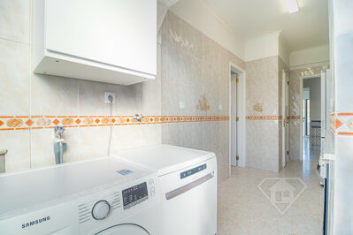 Apartamento T3 remodelado e sótão T1, prontos a habitar, na Reboleira