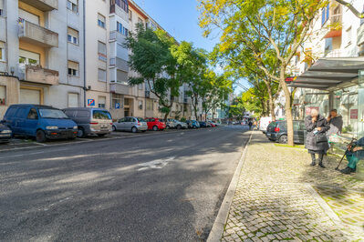 Apartamento T3 remodelado e sótão T1, prontos a habitar, na Reboleira