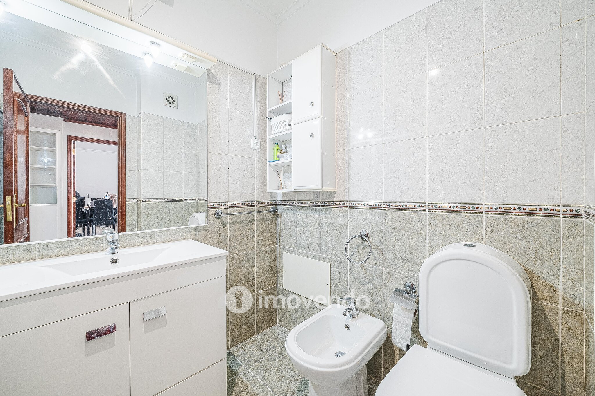 Apartamento T2, com lugar de estacionamento e arrecadação, na Ramada