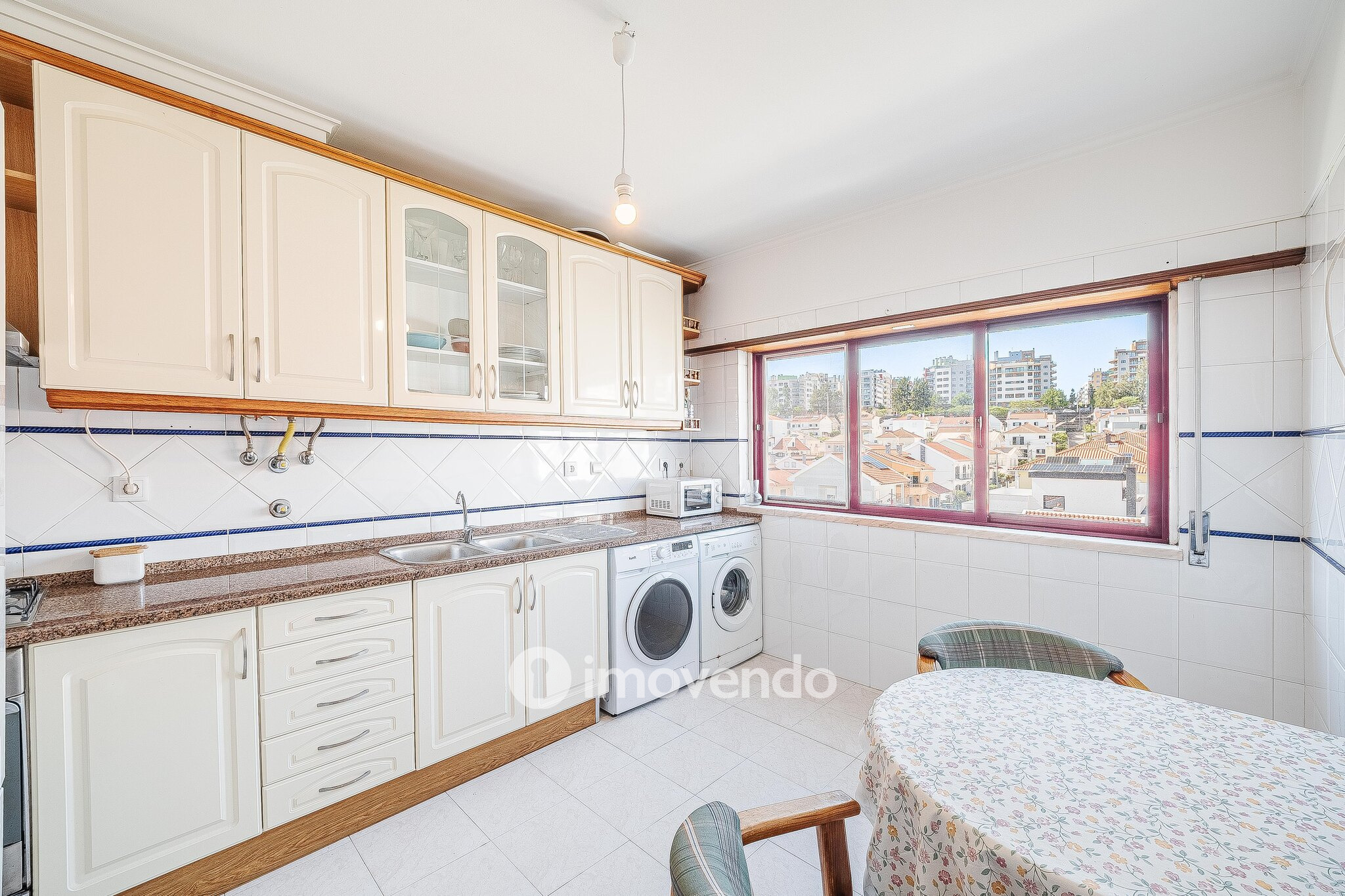 Apartamento T2, com lugar de estacionamento e arrecadação, na Ramada