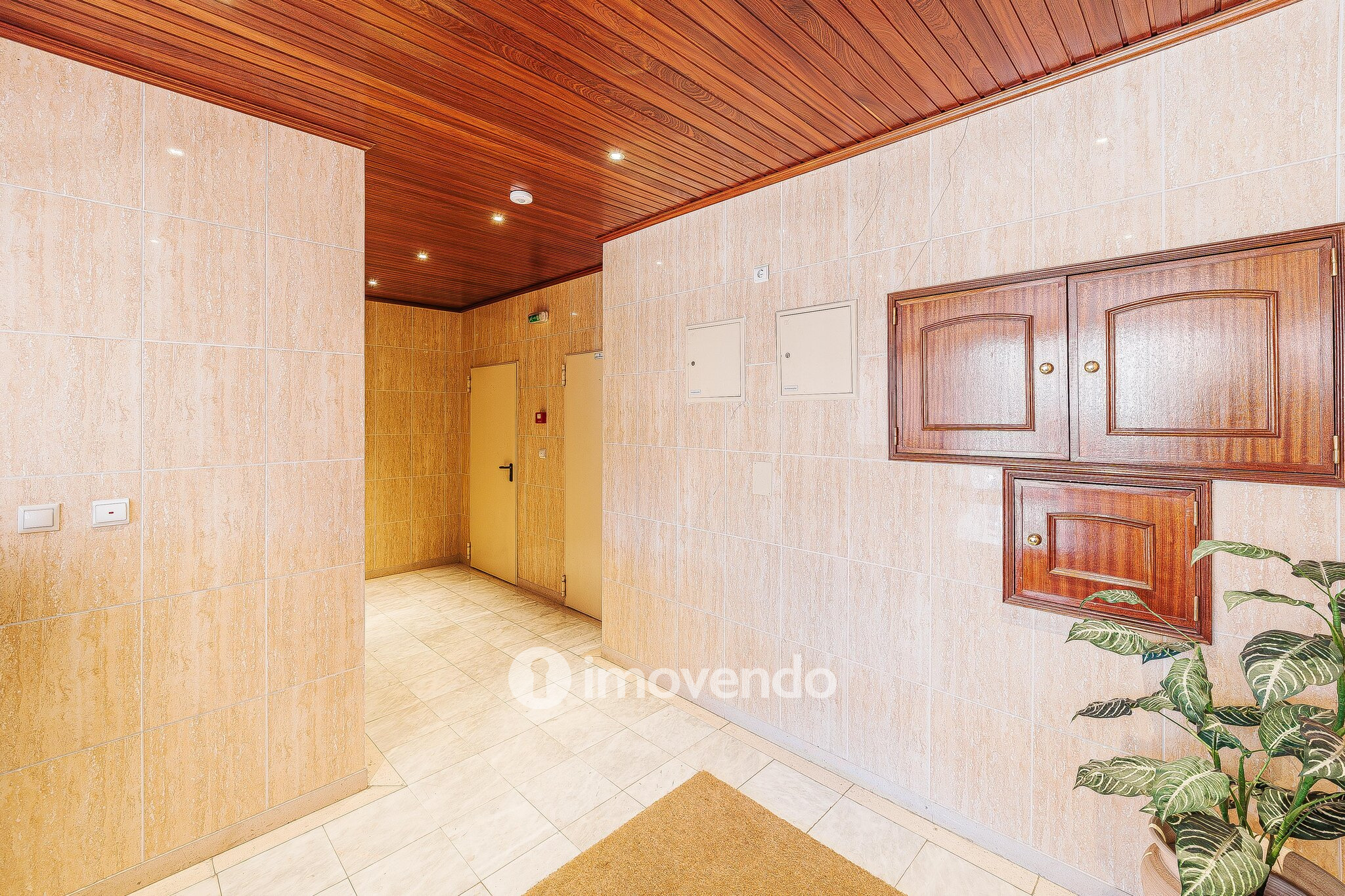 Apartamento T2, com lugar de estacionamento e arrecadação, na Ramada