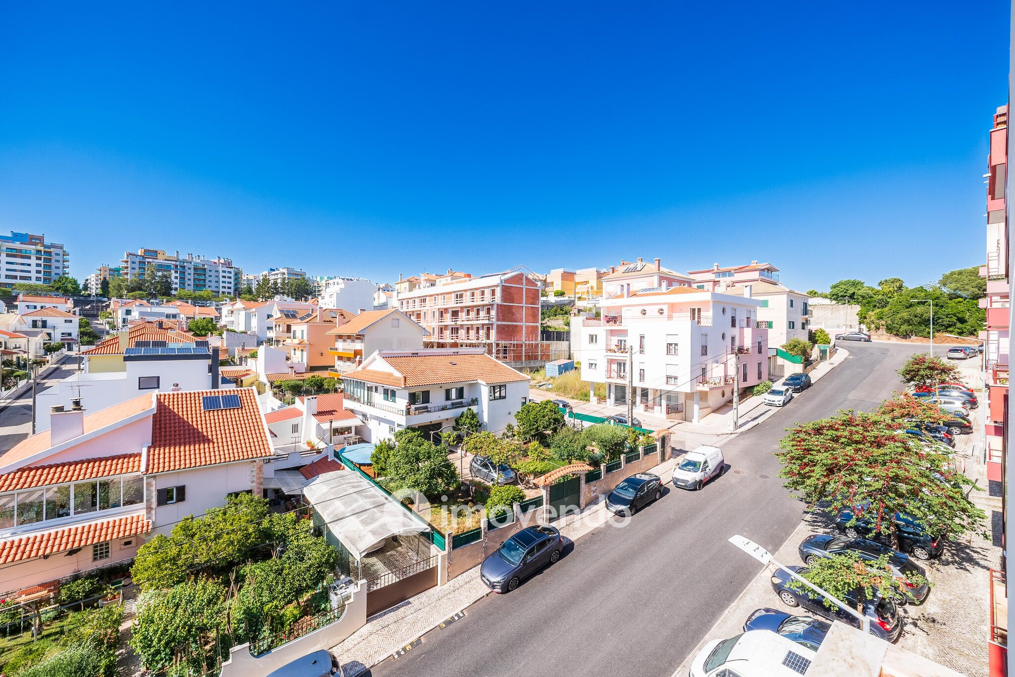 Apartamento T2, com lugar de estacionamento e arrecadação, na Ramada