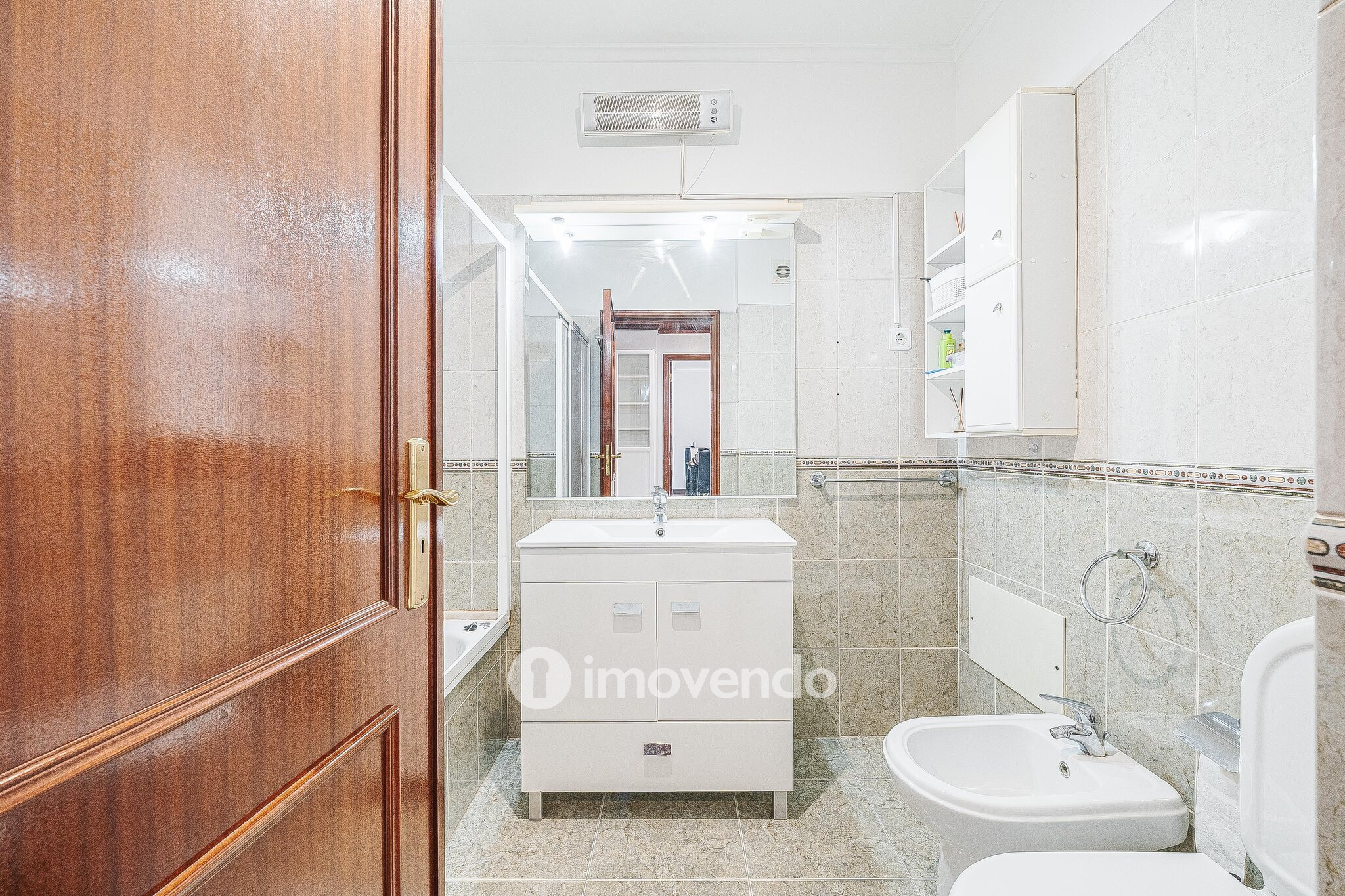 Apartamento T2, com lugar de estacionamento e arrecadação, na Ramada