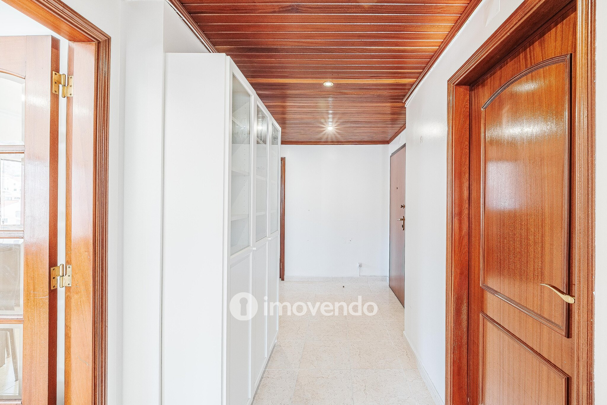 Apartamento T2, com lugar de estacionamento e arrecadação, na Ramada