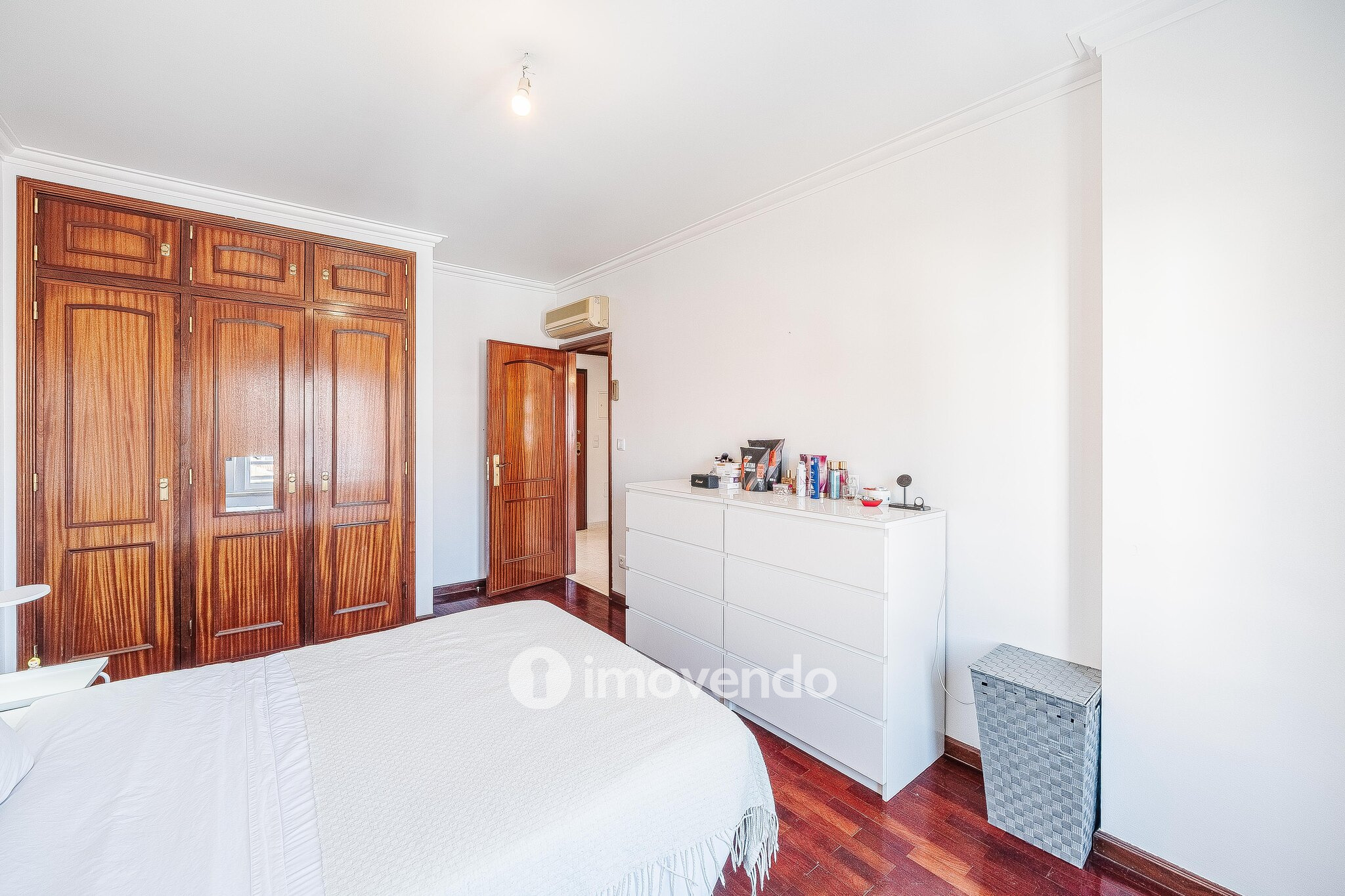 Apartamento T2, com lugar de estacionamento e arrecadação, na Ramada