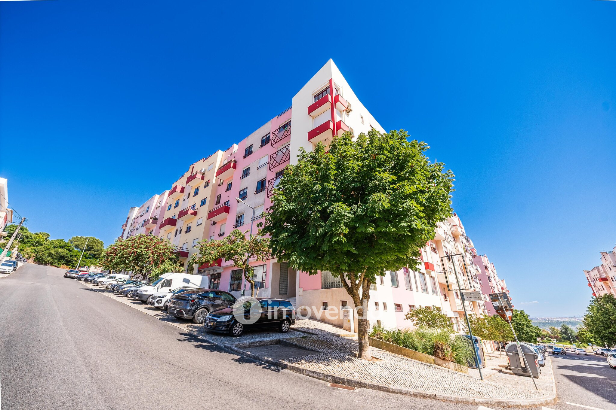 Apartamento T2, com lugar de estacionamento e arrecadação, na Ramada