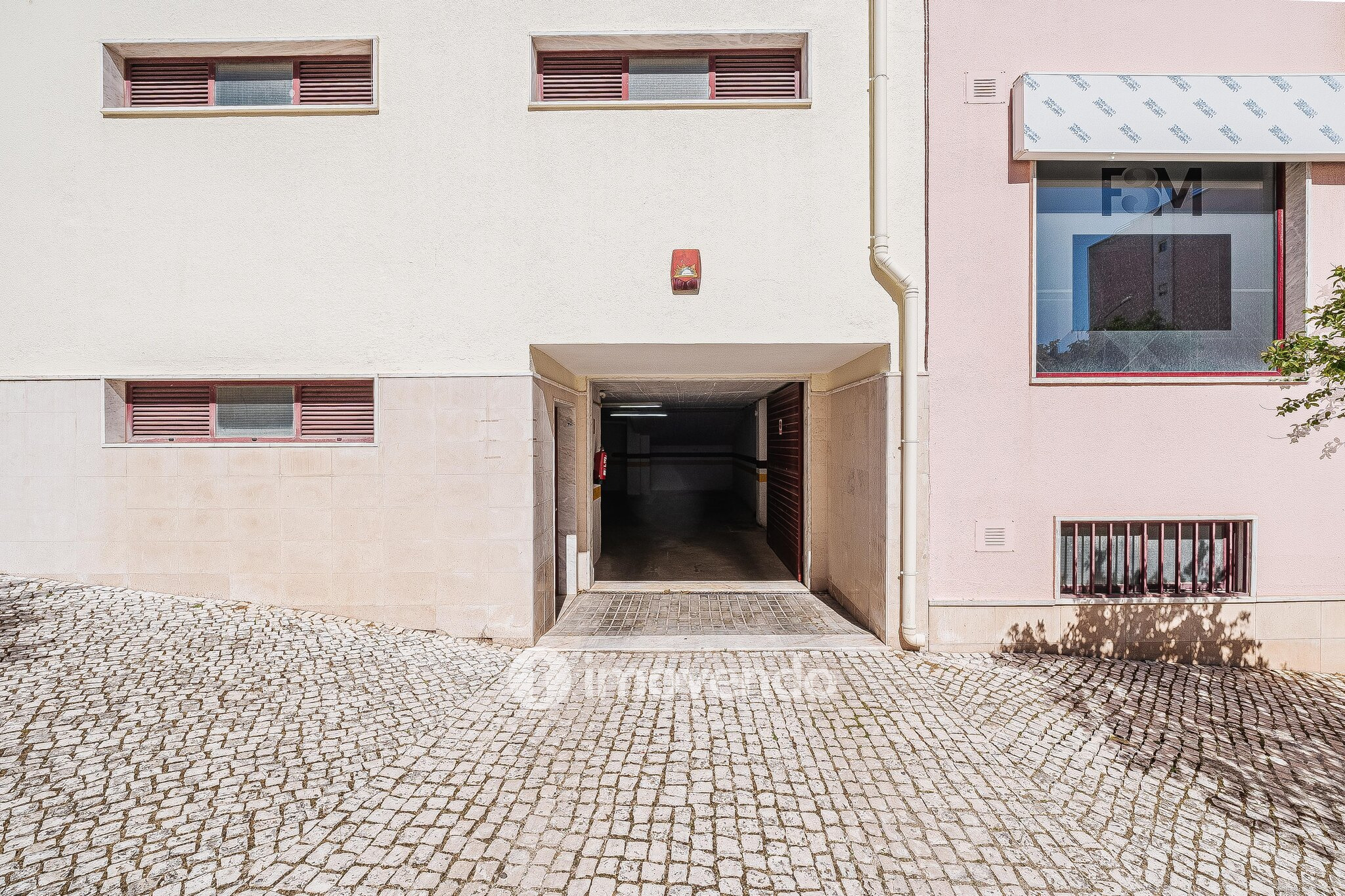 Apartamento T2, com lugar de estacionamento e arrecadação, na Ramada