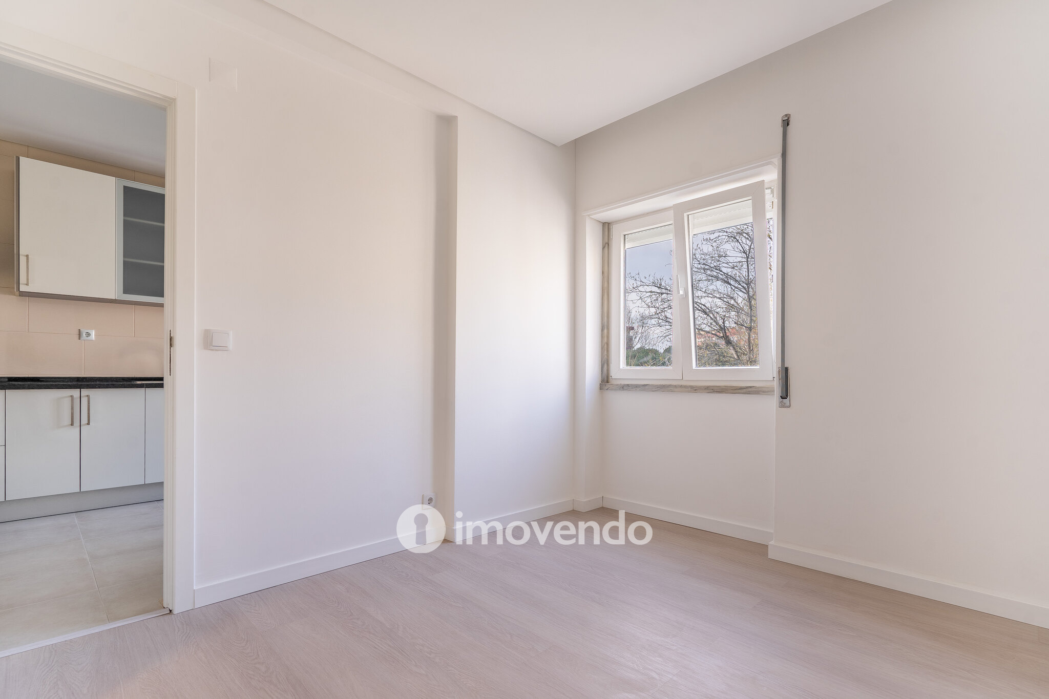 Apartamento T3 remodelado, com cozinha equipada, na Serra das Minas