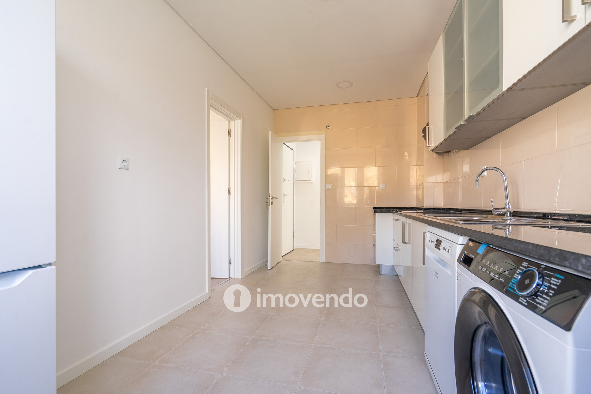 Apartamento T3 remodelado, com cozinha equipada, na Serra das Minas