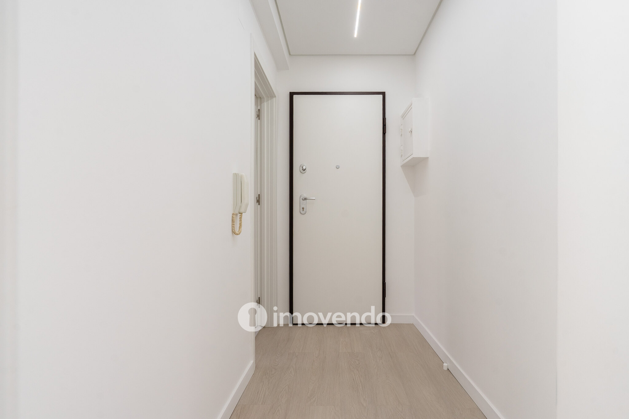 Apartamento T3 remodelado, com cozinha equipada, na Serra das Minas