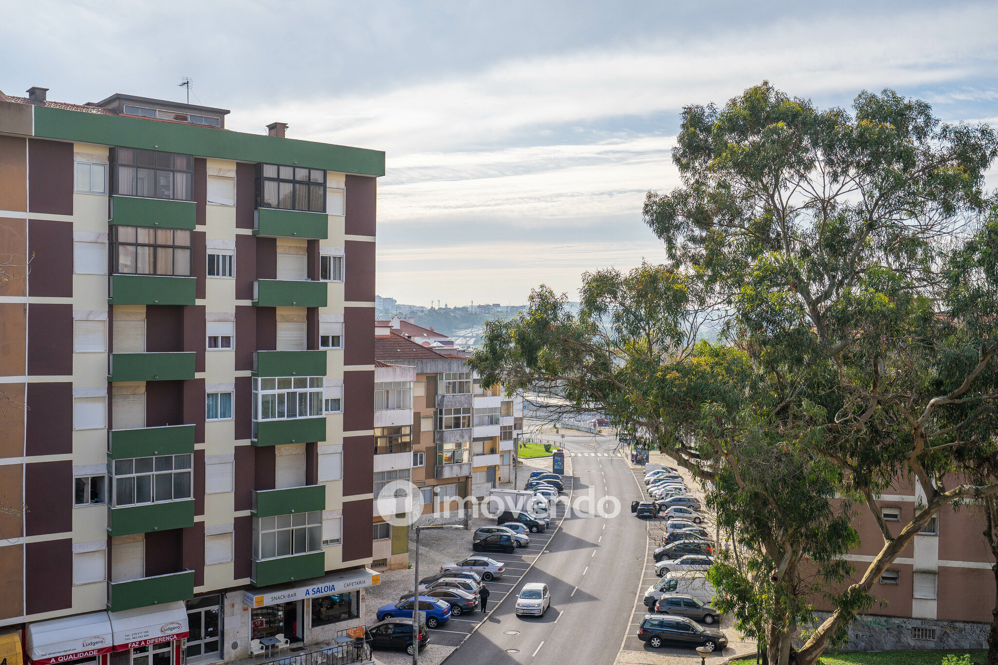 Apartamento T3 remodelado, com cozinha equipada, na Serra das Minas
