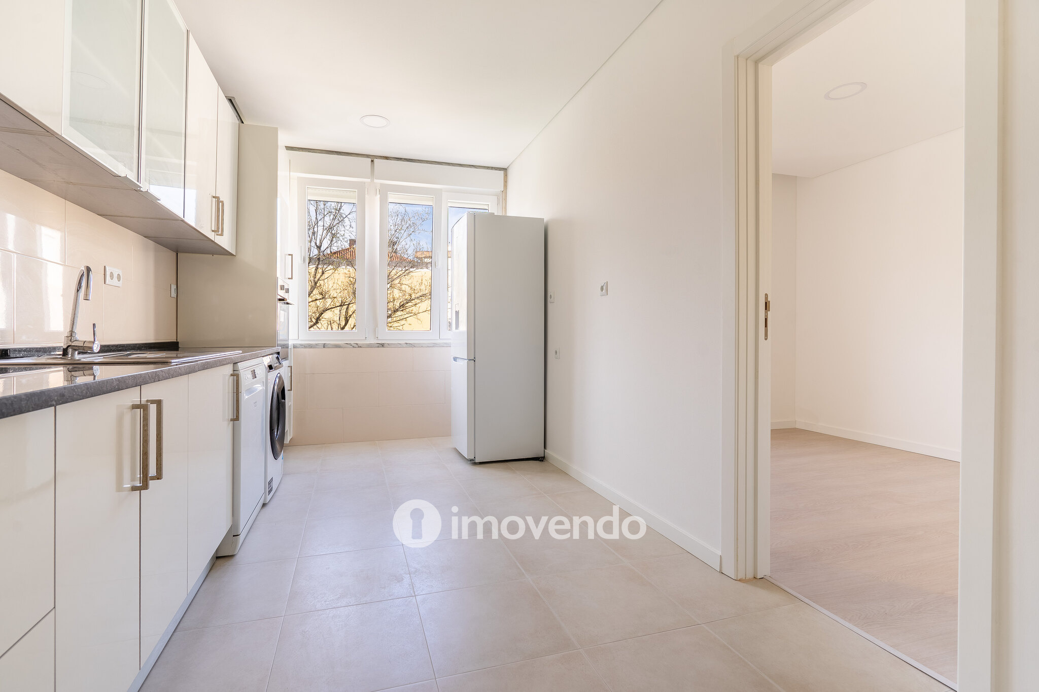 Apartamento T3 remodelado, com cozinha equipada, na Serra das Minas