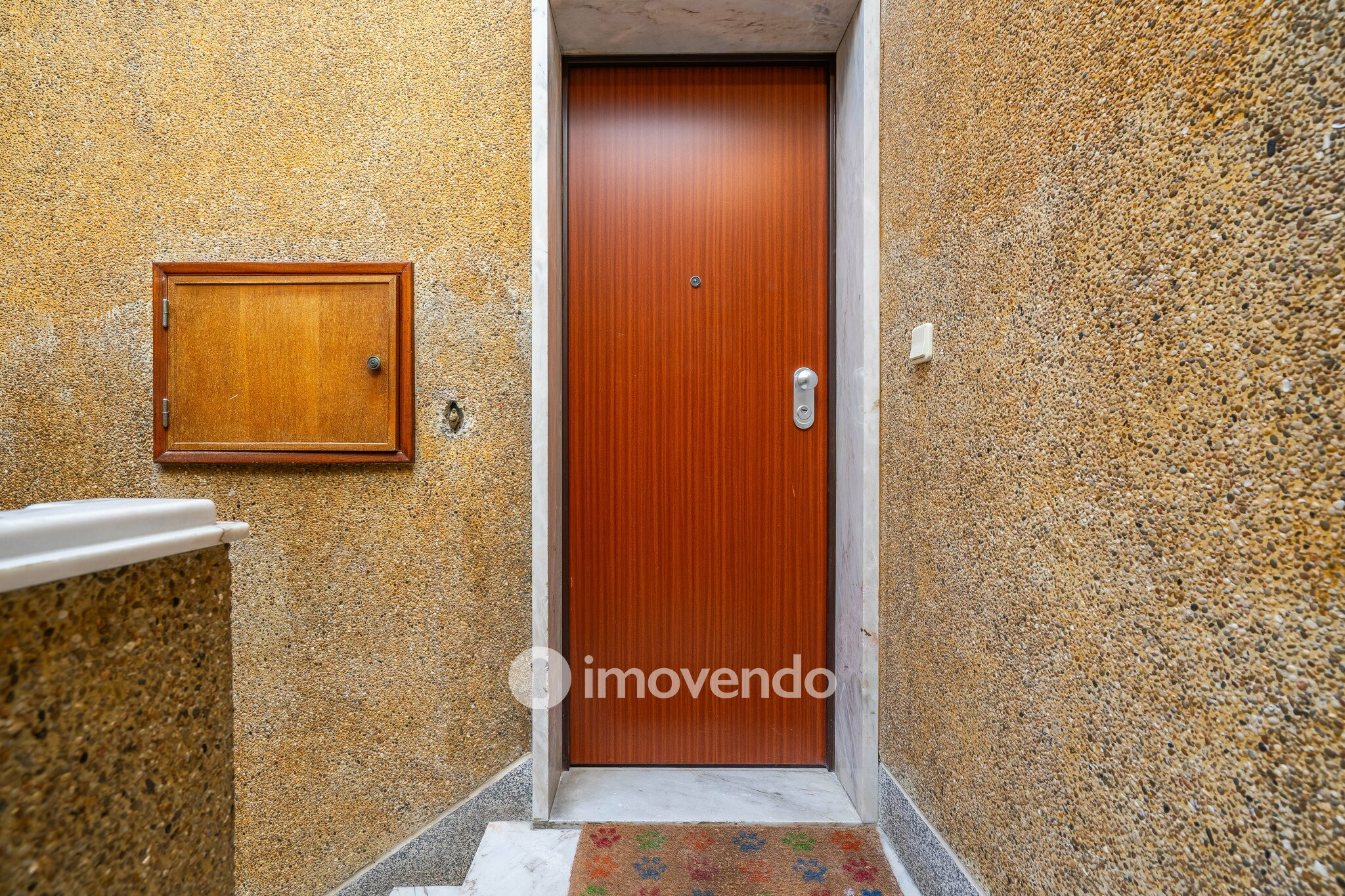 Apartamento T3 remodelado, com cozinha equipada, na Serra das Minas