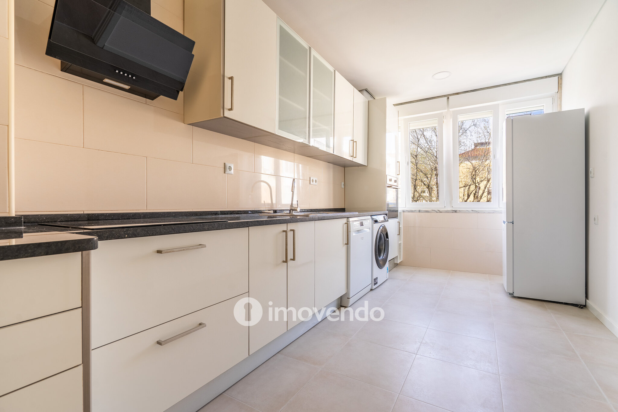 Apartamento T3 remodelado, com cozinha equipada, na Serra das Minas