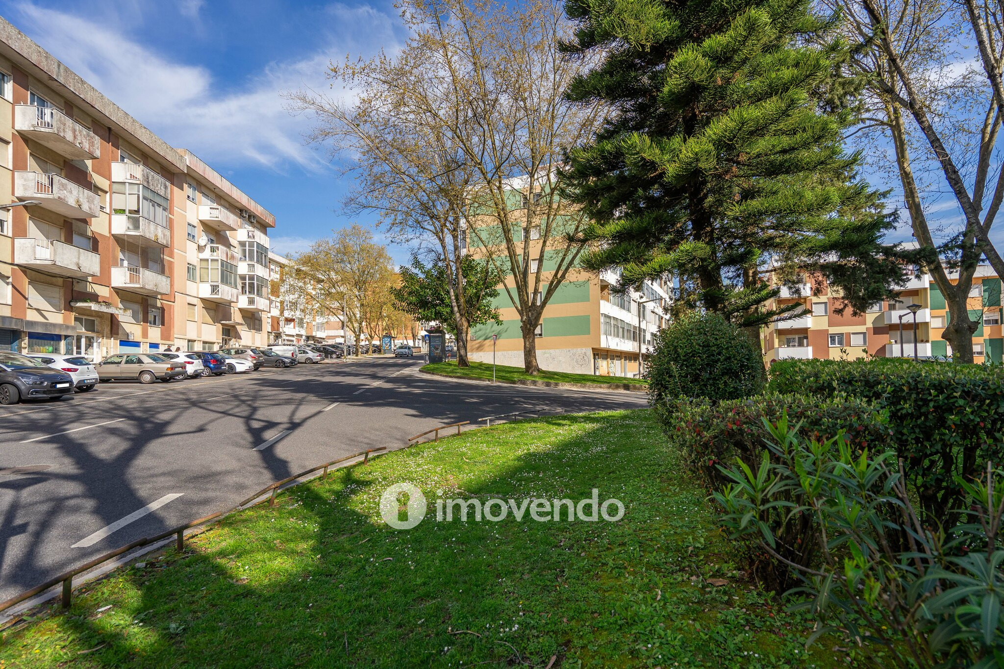 Apartamento T3 remodelado, com cozinha equipada, na Serra das Minas