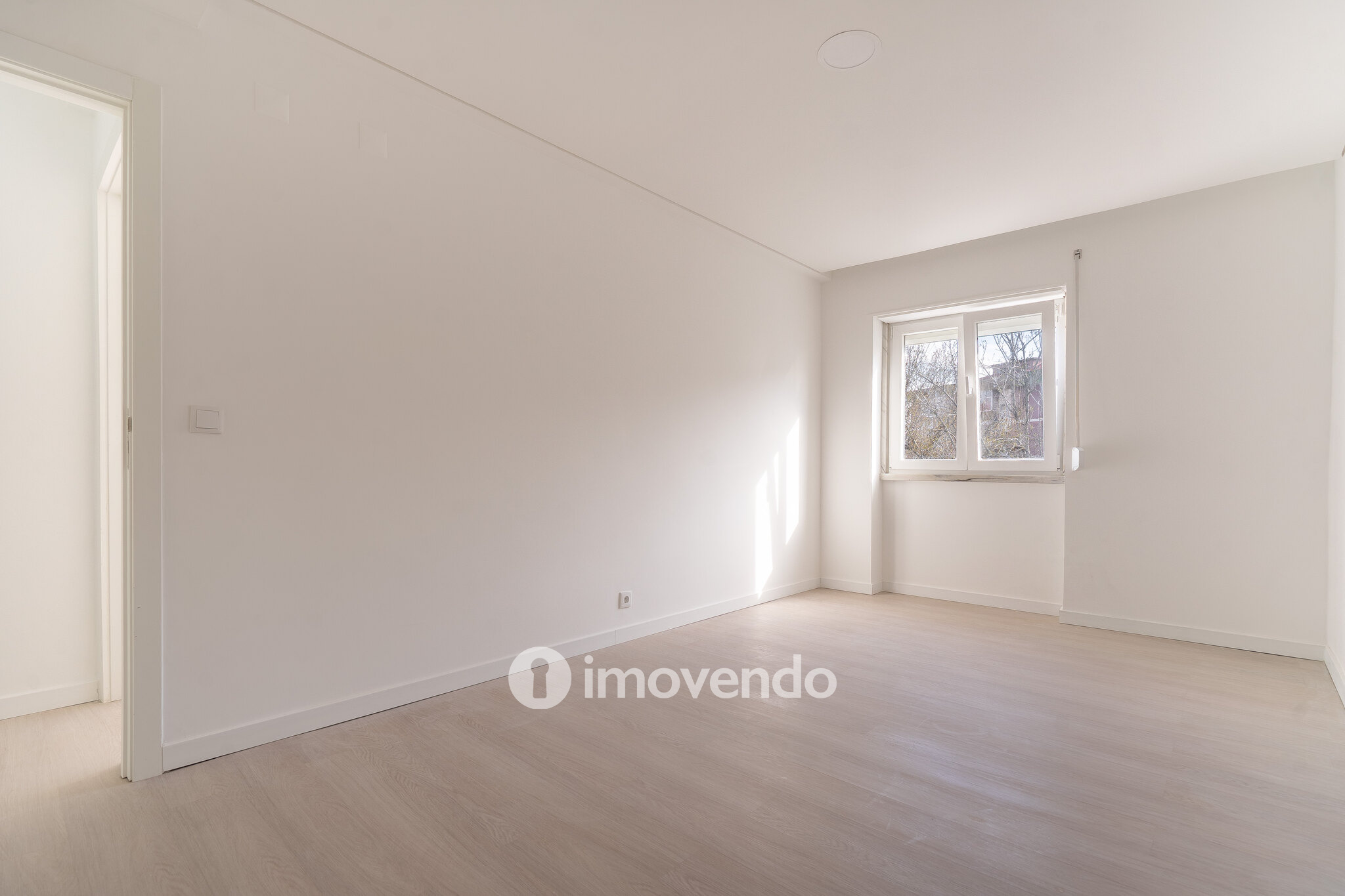 Apartamento T3 remodelado, com cozinha equipada, na Serra das Minas