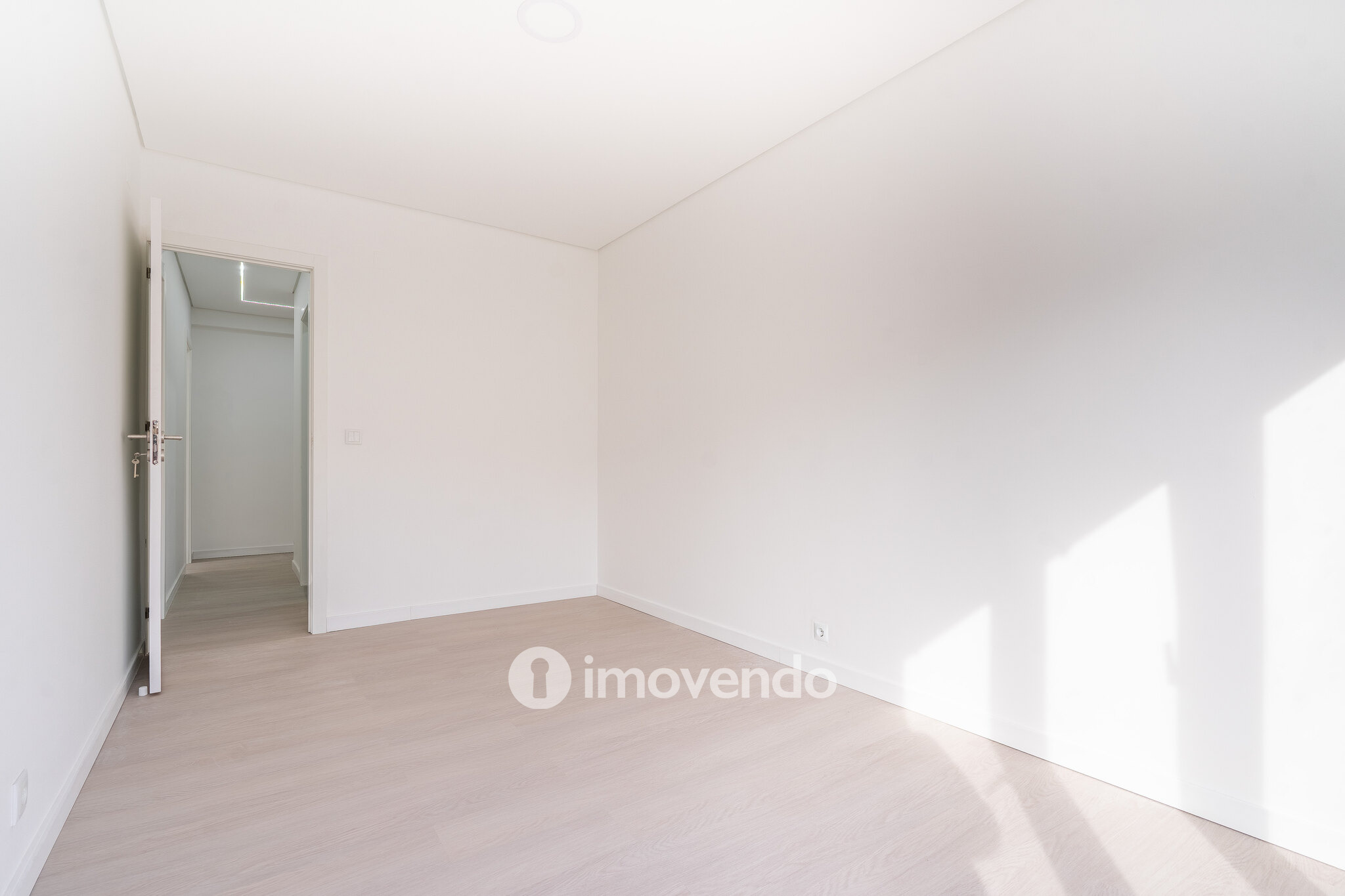 Apartamento T3 remodelado, com cozinha equipada, na Serra das Minas