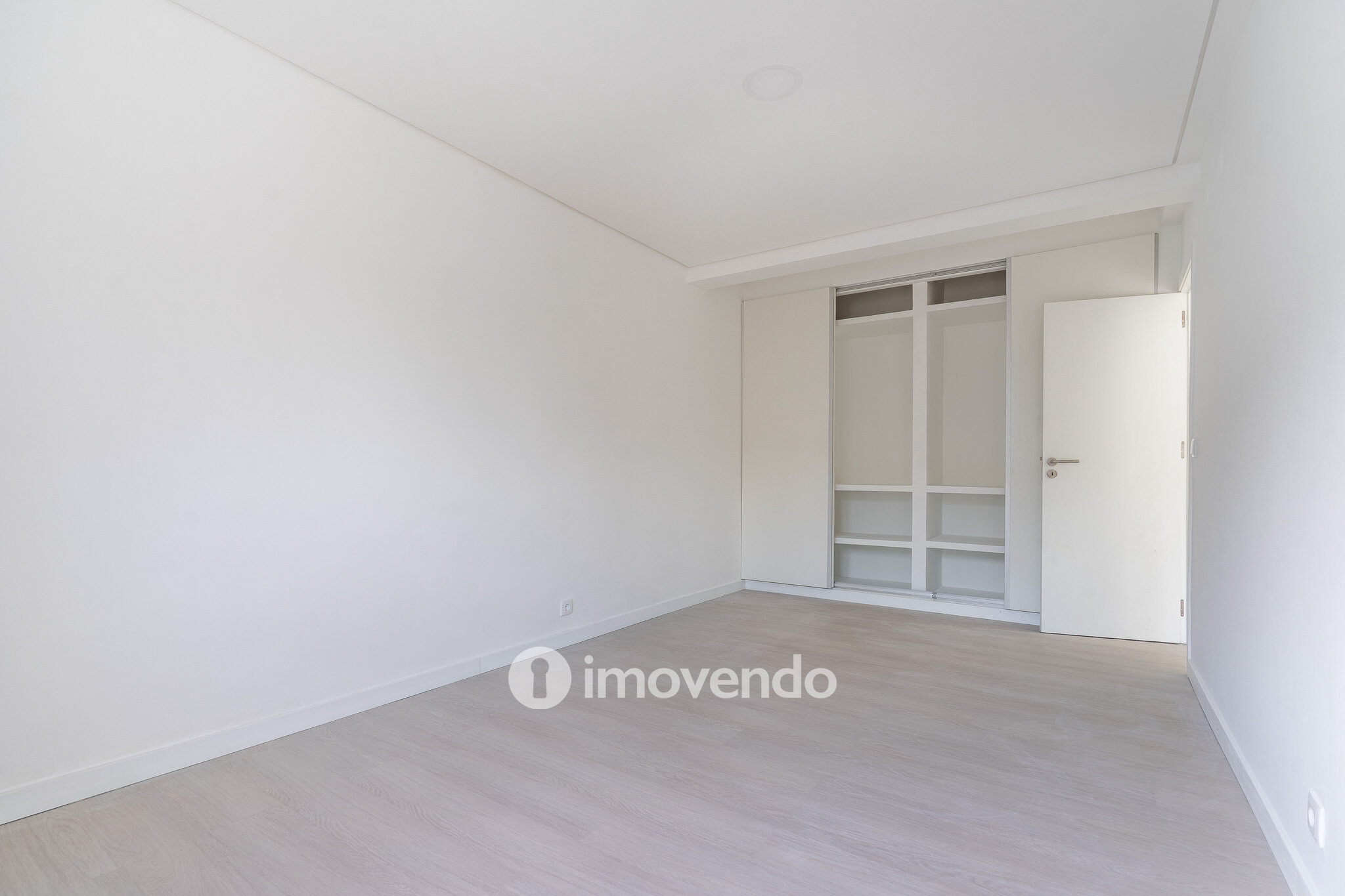 Apartamento T3 remodelado, com cozinha equipada, na Serra das Minas