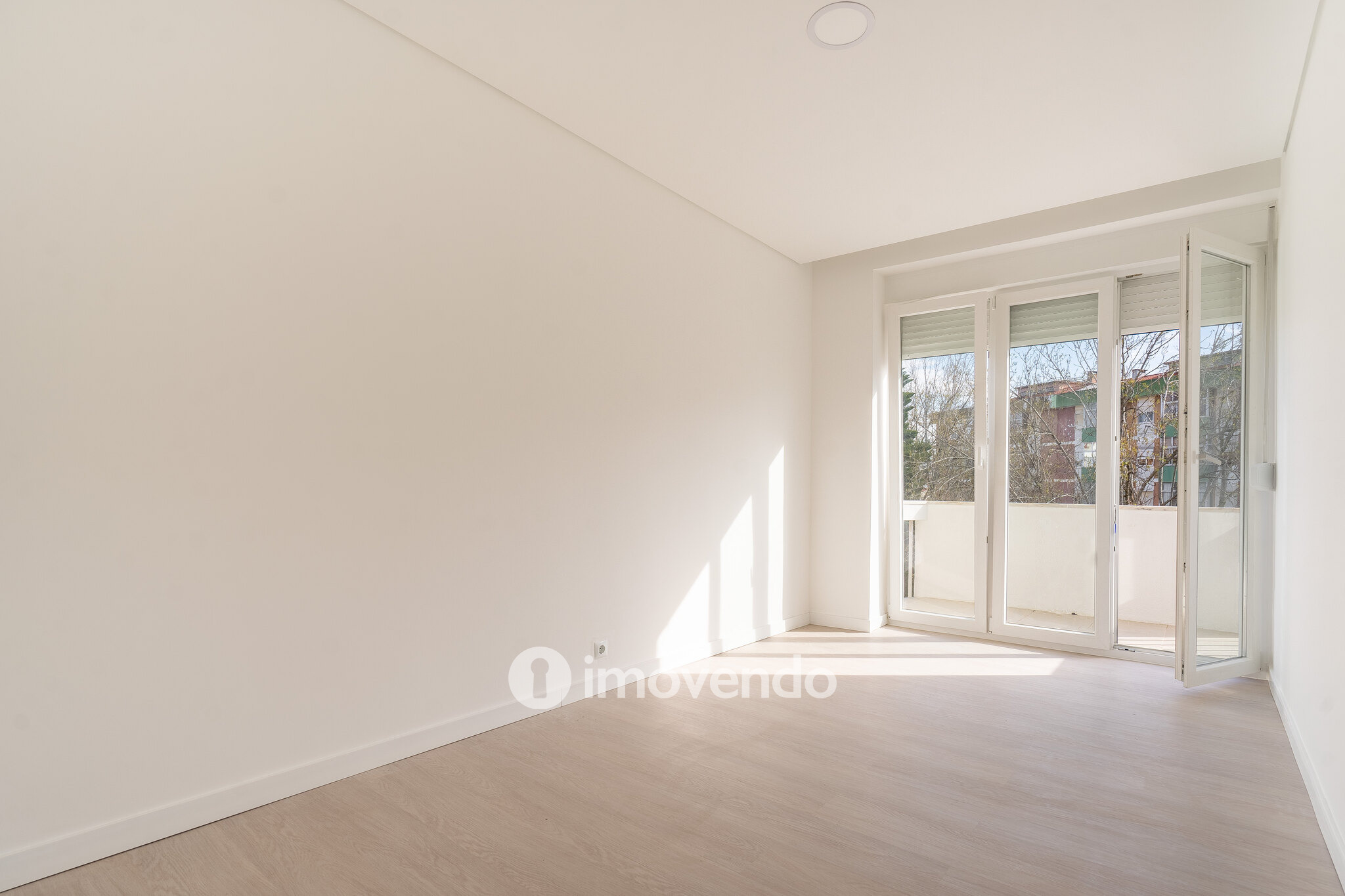 Apartamento T3 remodelado, com cozinha equipada, na Serra das Minas