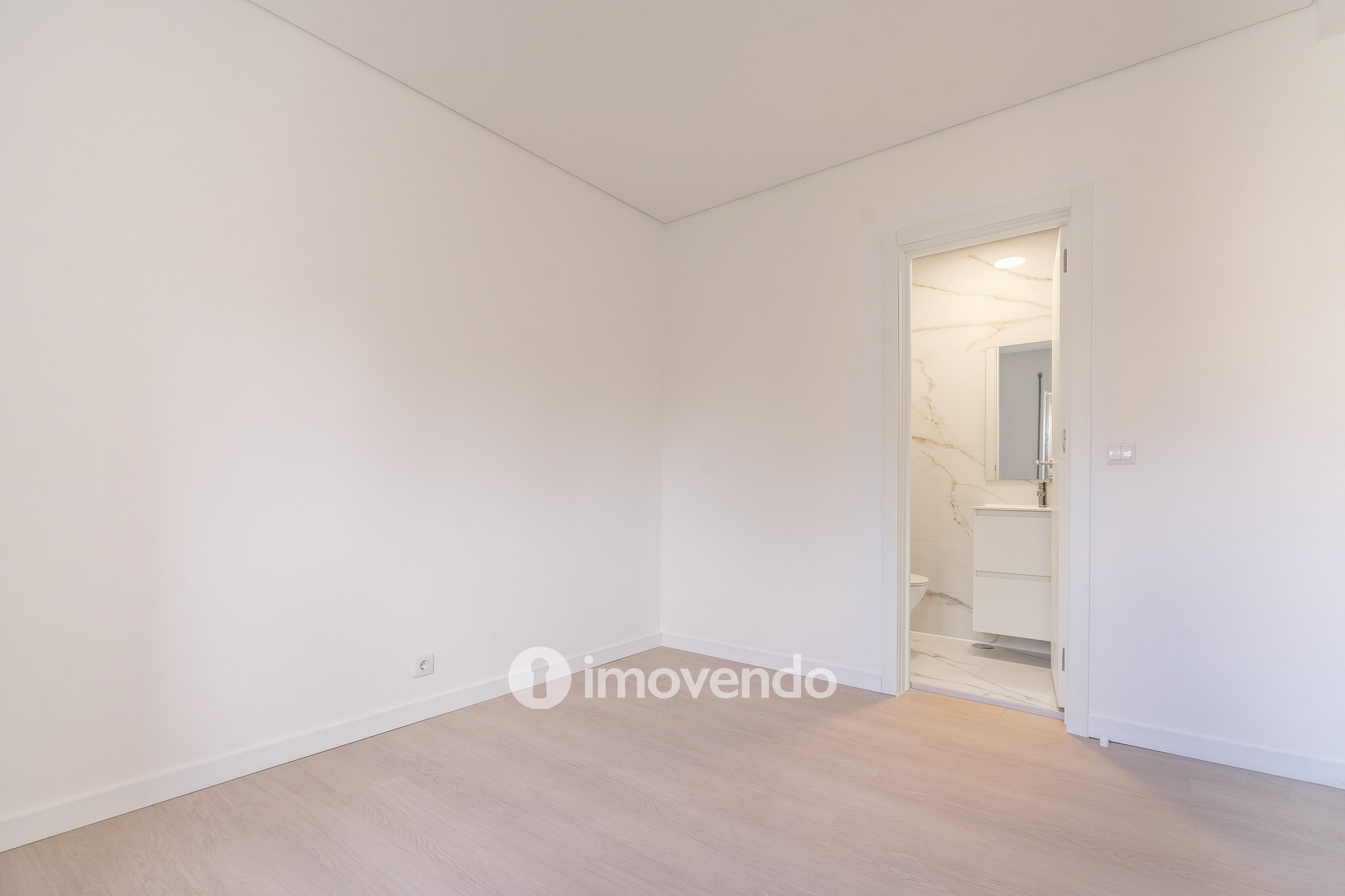 Apartamento T3 remodelado, com cozinha equipada, na Serra das Minas