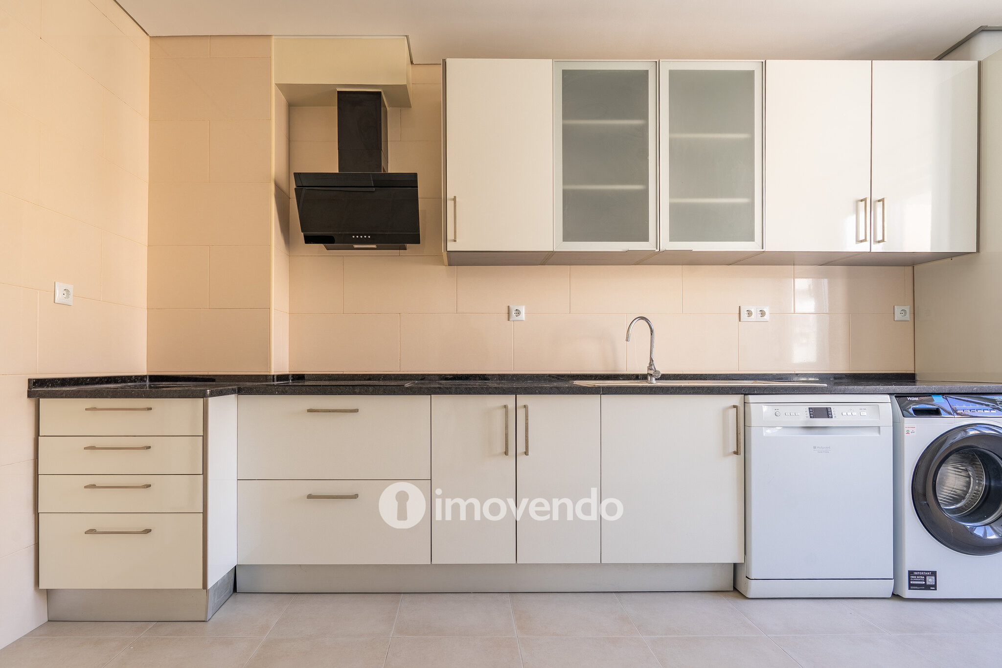 Apartamento T3 remodelado, com cozinha equipada, na Serra das Minas