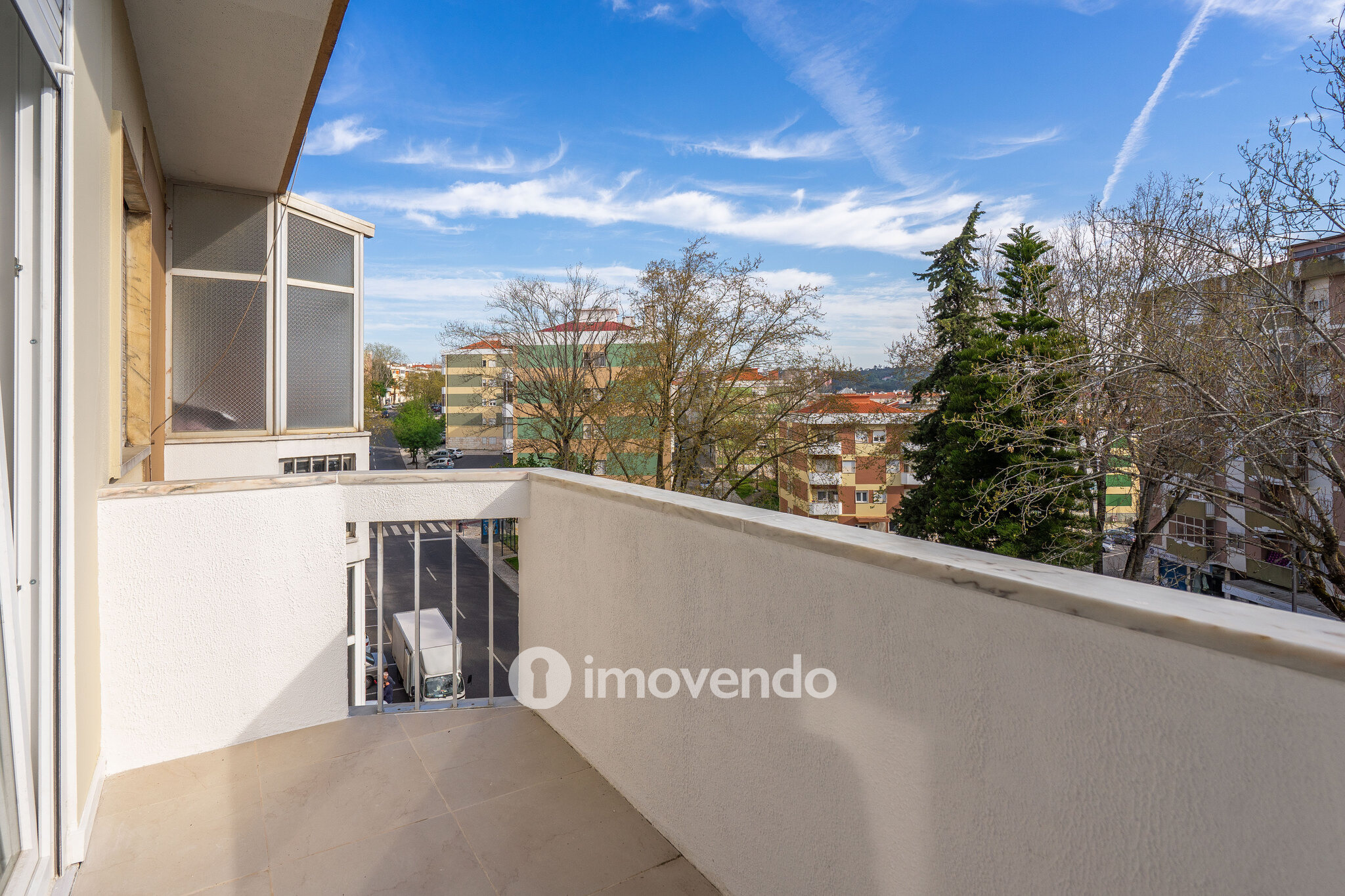 Apartamento T3 remodelado, com cozinha equipada, na Serra das Minas