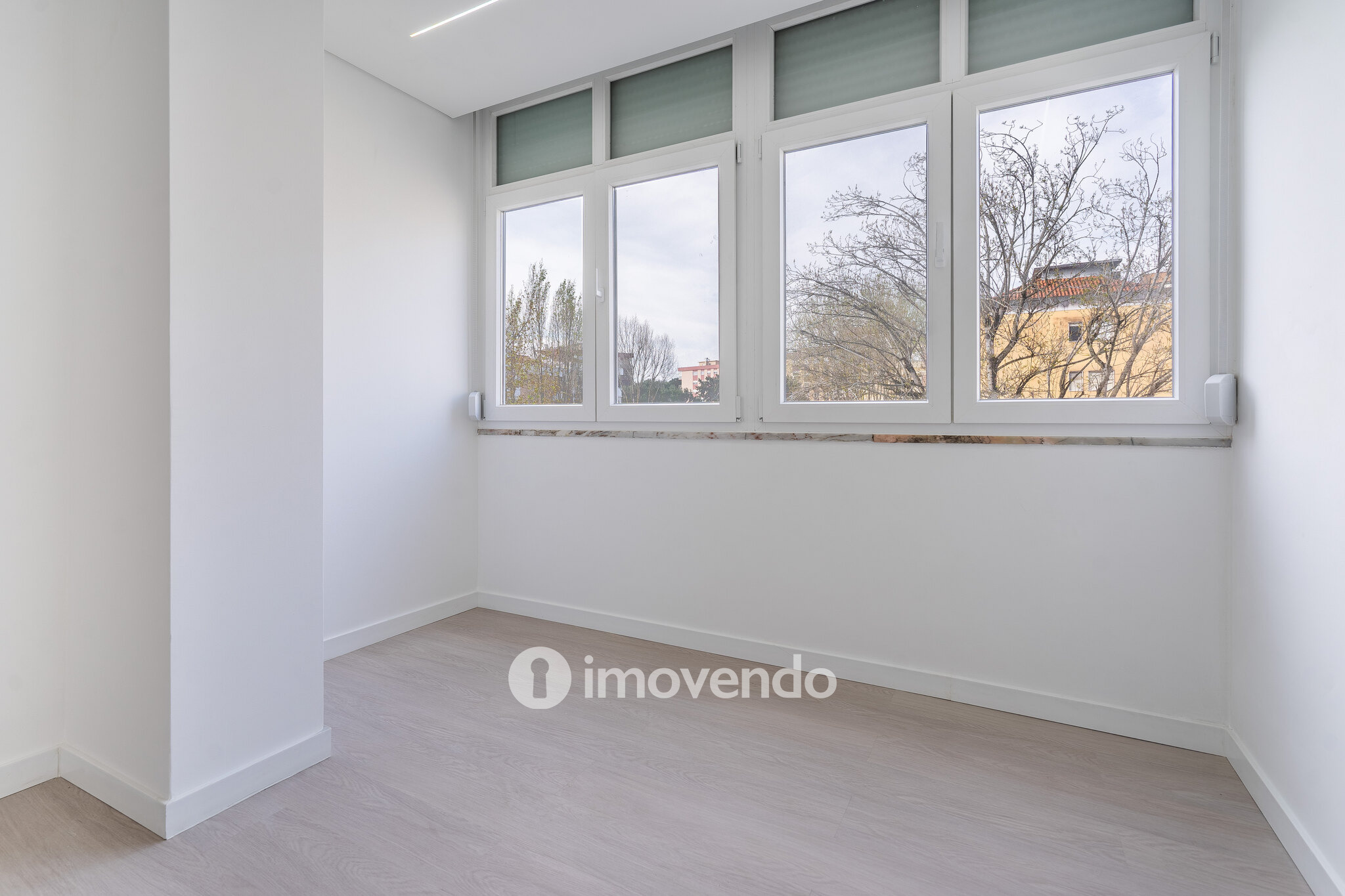 Apartamento T3 remodelado, com cozinha equipada, na Serra das Minas