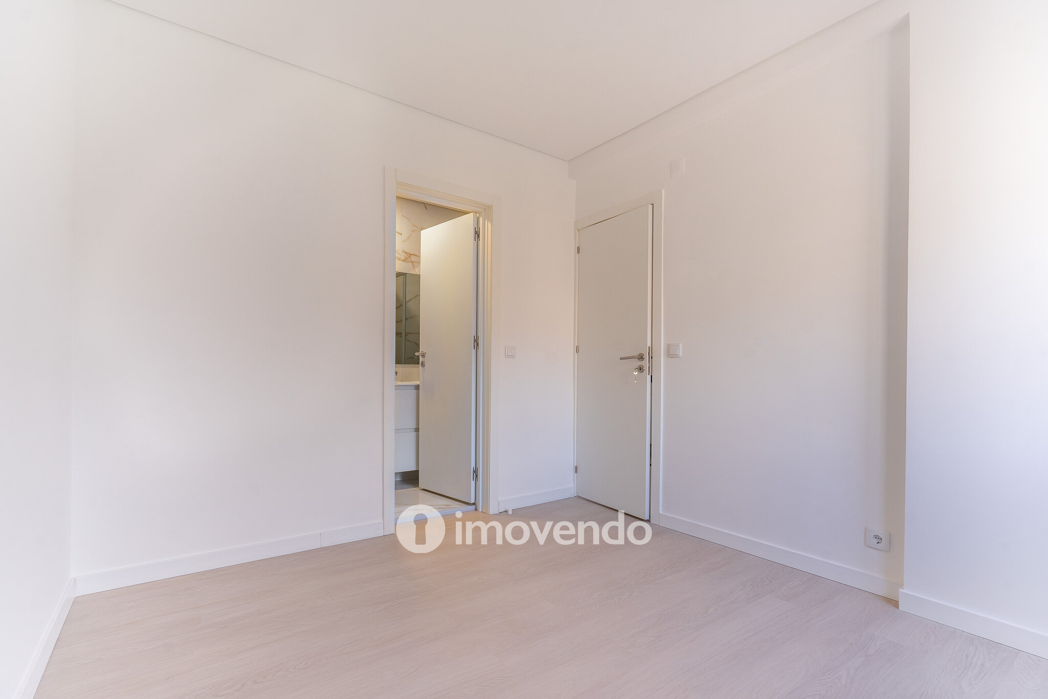 Apartamento T3 remodelado, com cozinha equipada, na Serra das Minas