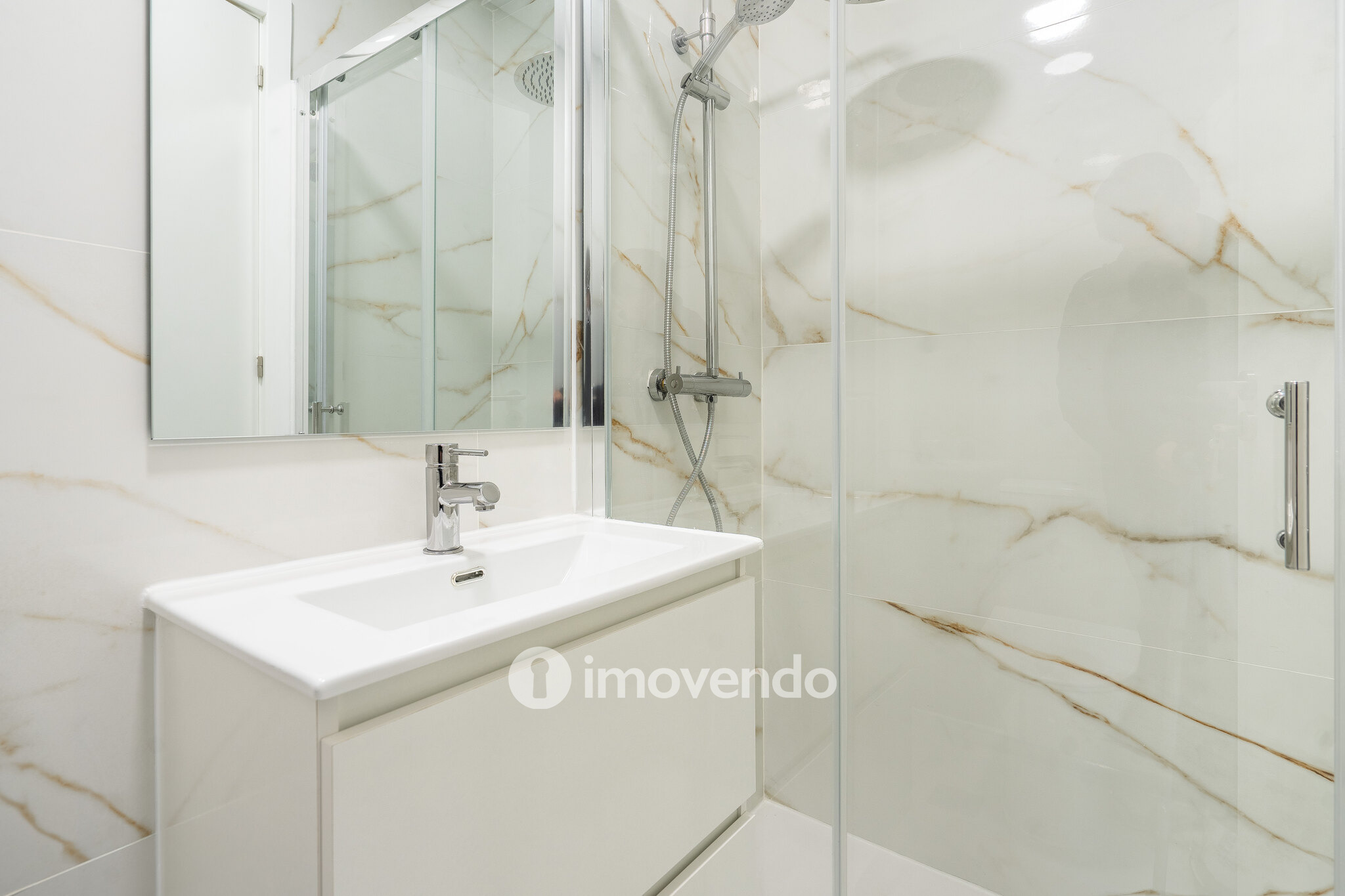 Apartamento T3 remodelado, com cozinha equipada, na Serra das Minas
