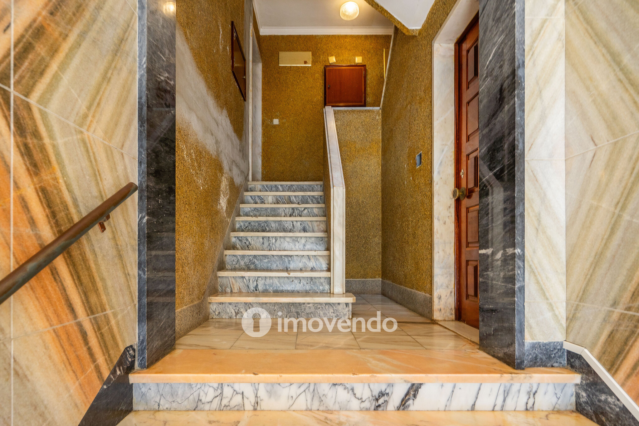 Apartamento T3 remodelado, com cozinha equipada, na Serra das Minas