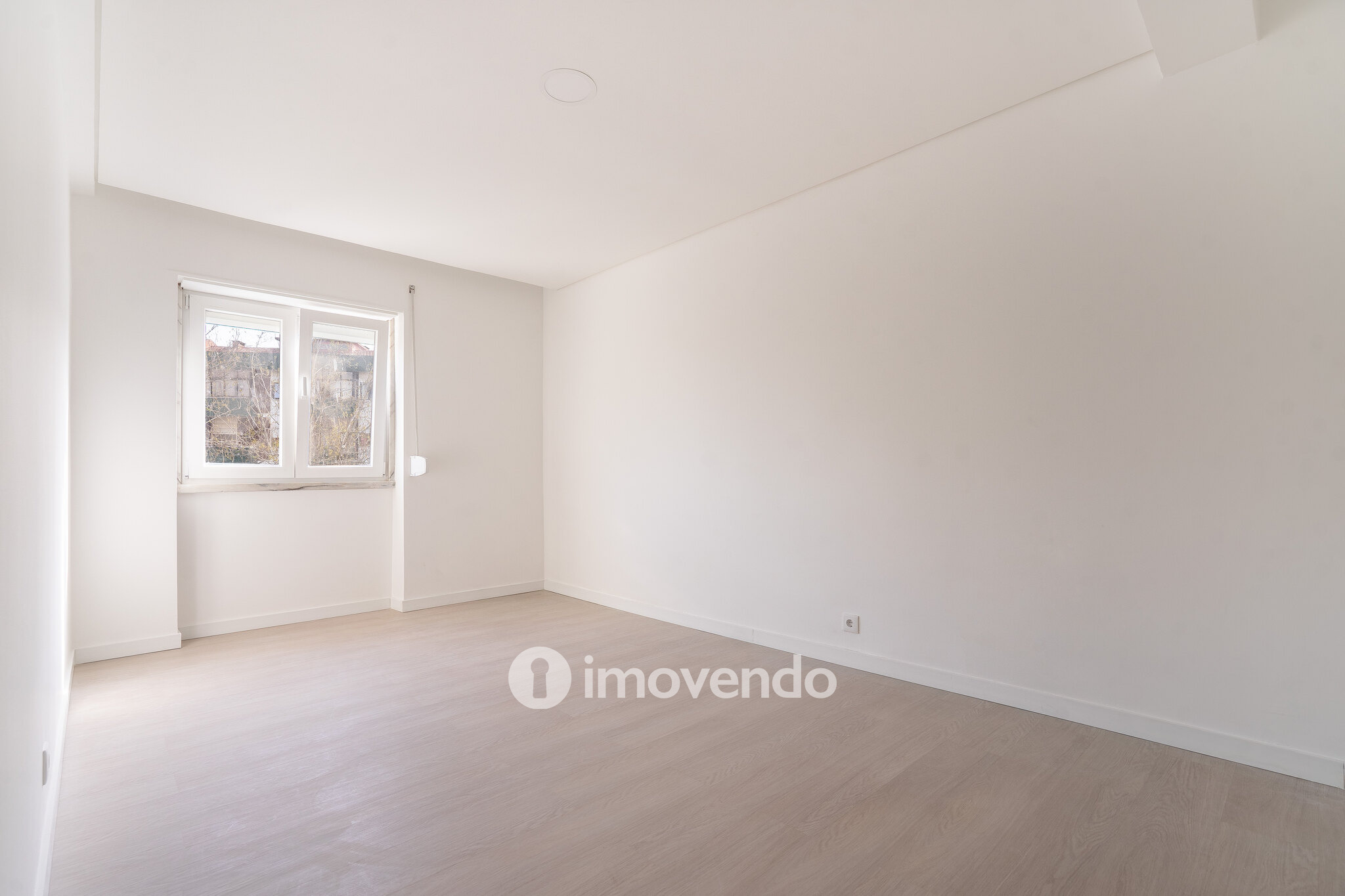 Apartamento T3 remodelado, com cozinha equipada, na Serra das Minas