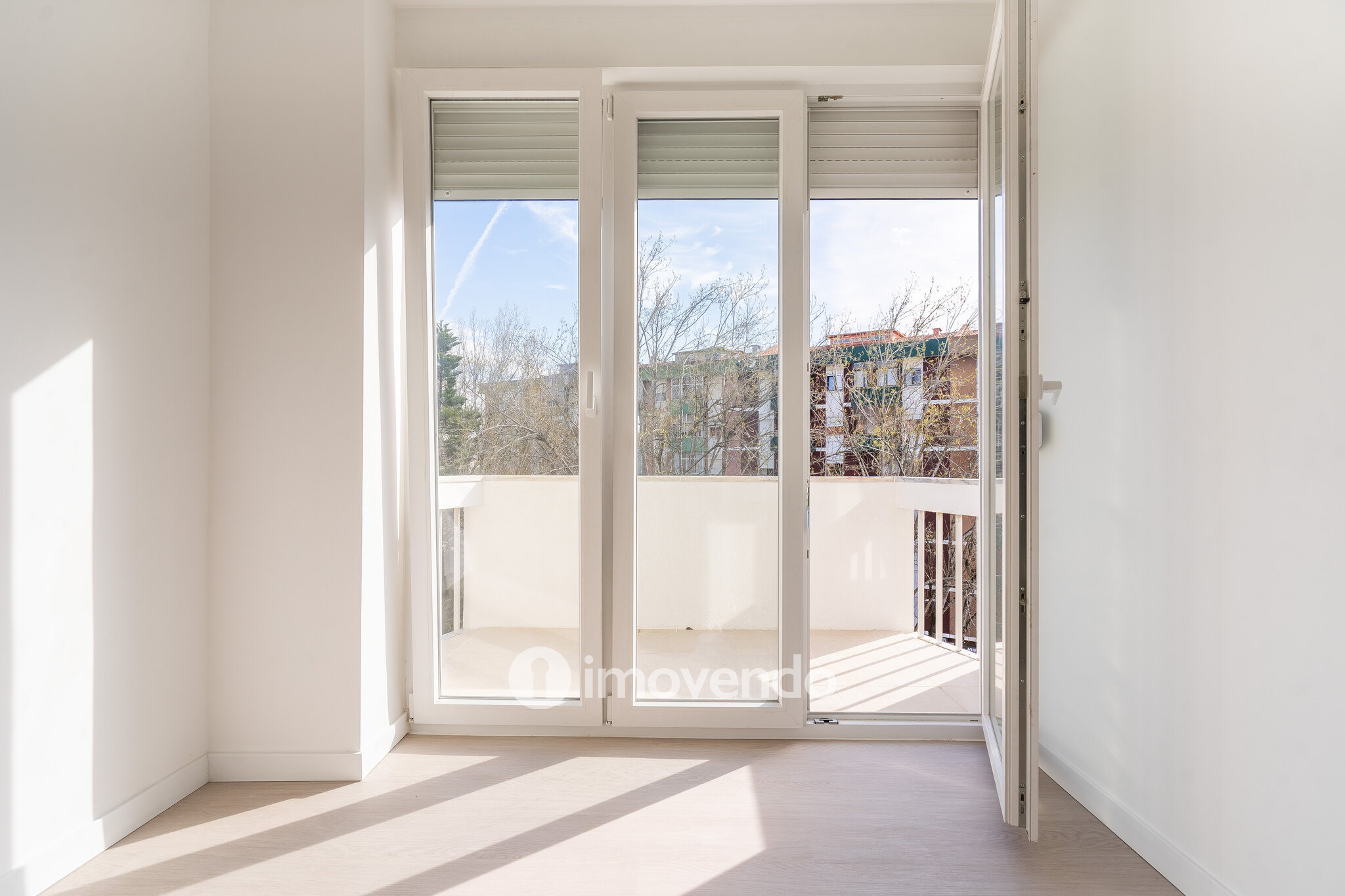 Apartamento T3 remodelado, com cozinha equipada, na Serra das Minas