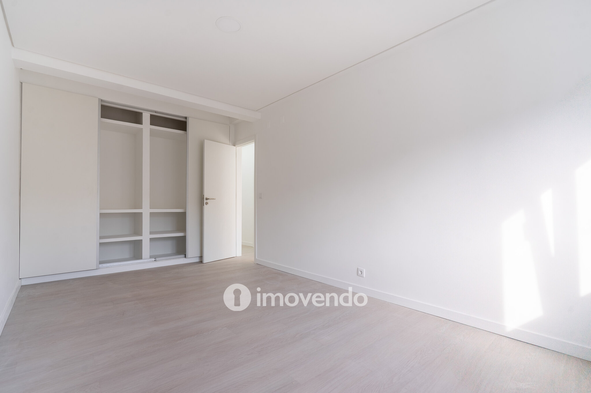 Apartamento T3 remodelado, com cozinha equipada, na Serra das Minas