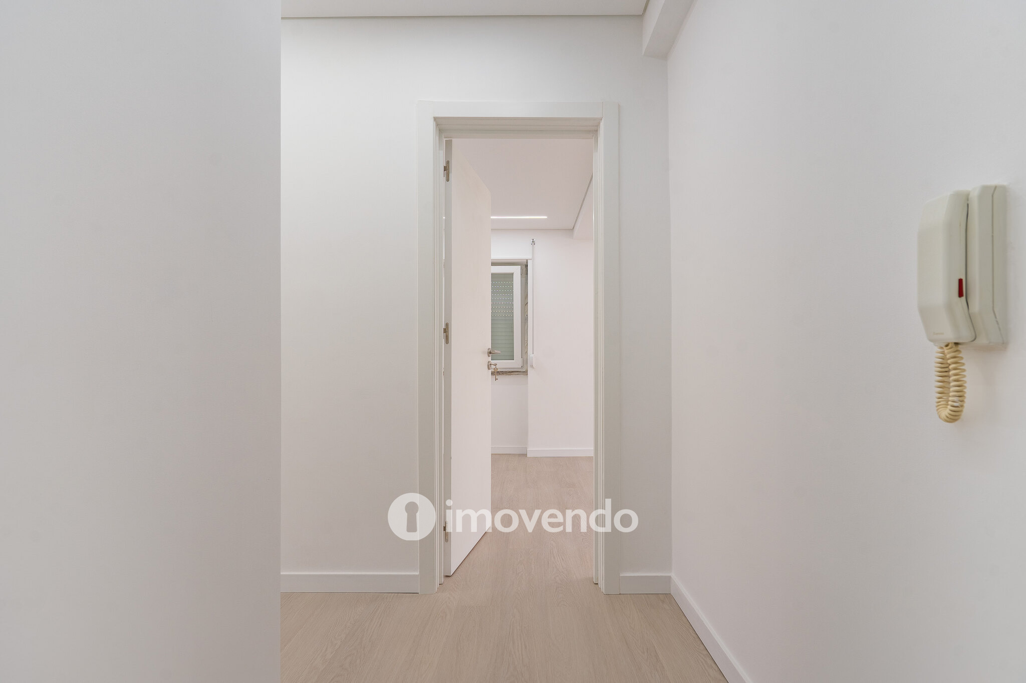 Apartamento T3 remodelado, com cozinha equipada, na Serra das Minas
