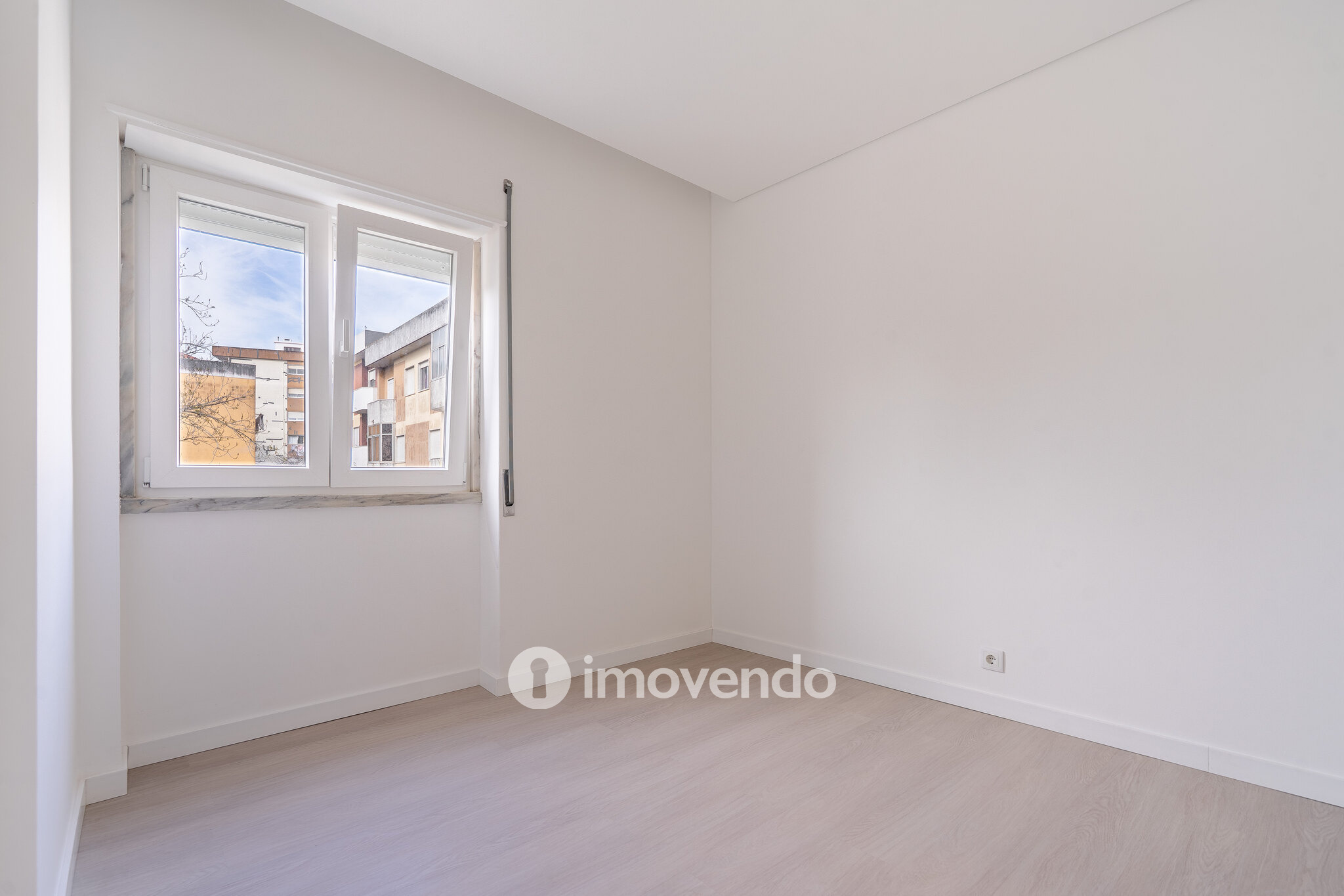 Apartamento T3 remodelado, com cozinha equipada, na Serra das Minas