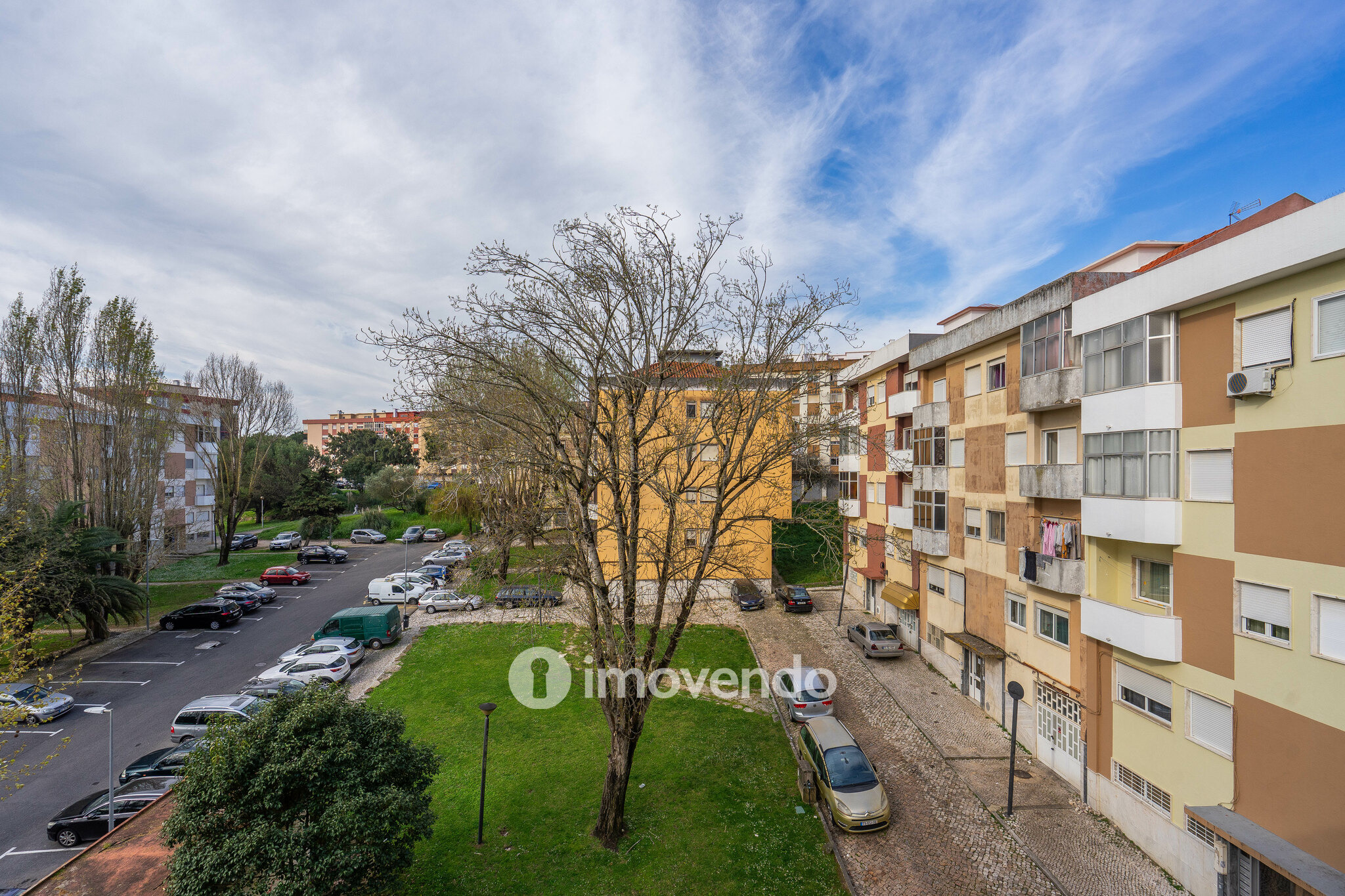 Apartamento T3 remodelado, com cozinha equipada, na Serra das Minas