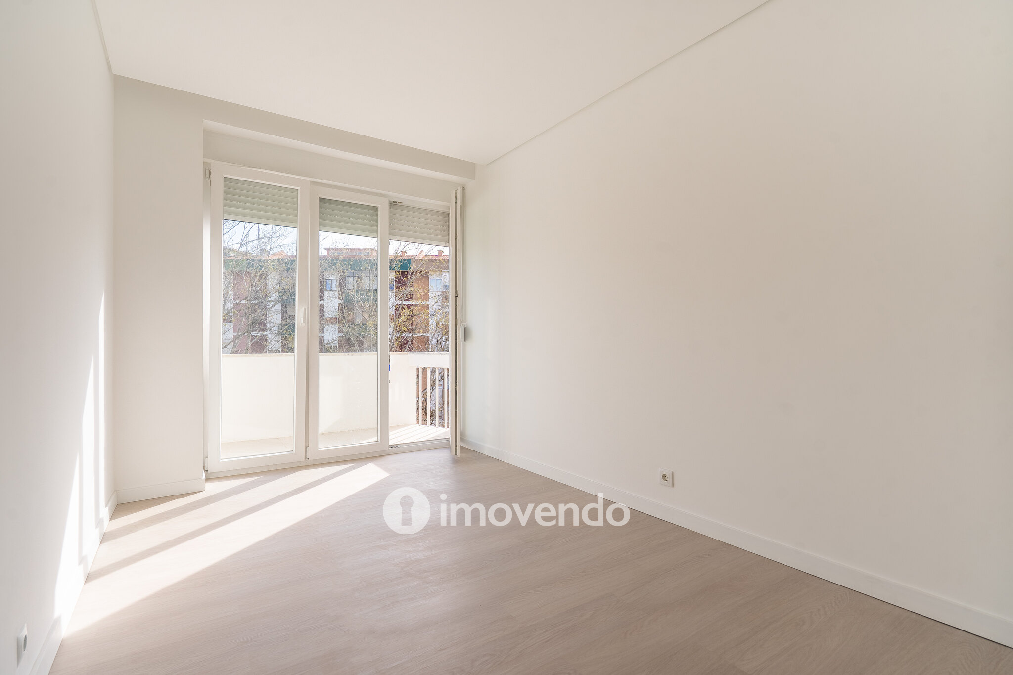 Apartamento T3 remodelado, com cozinha equipada, na Serra das Minas